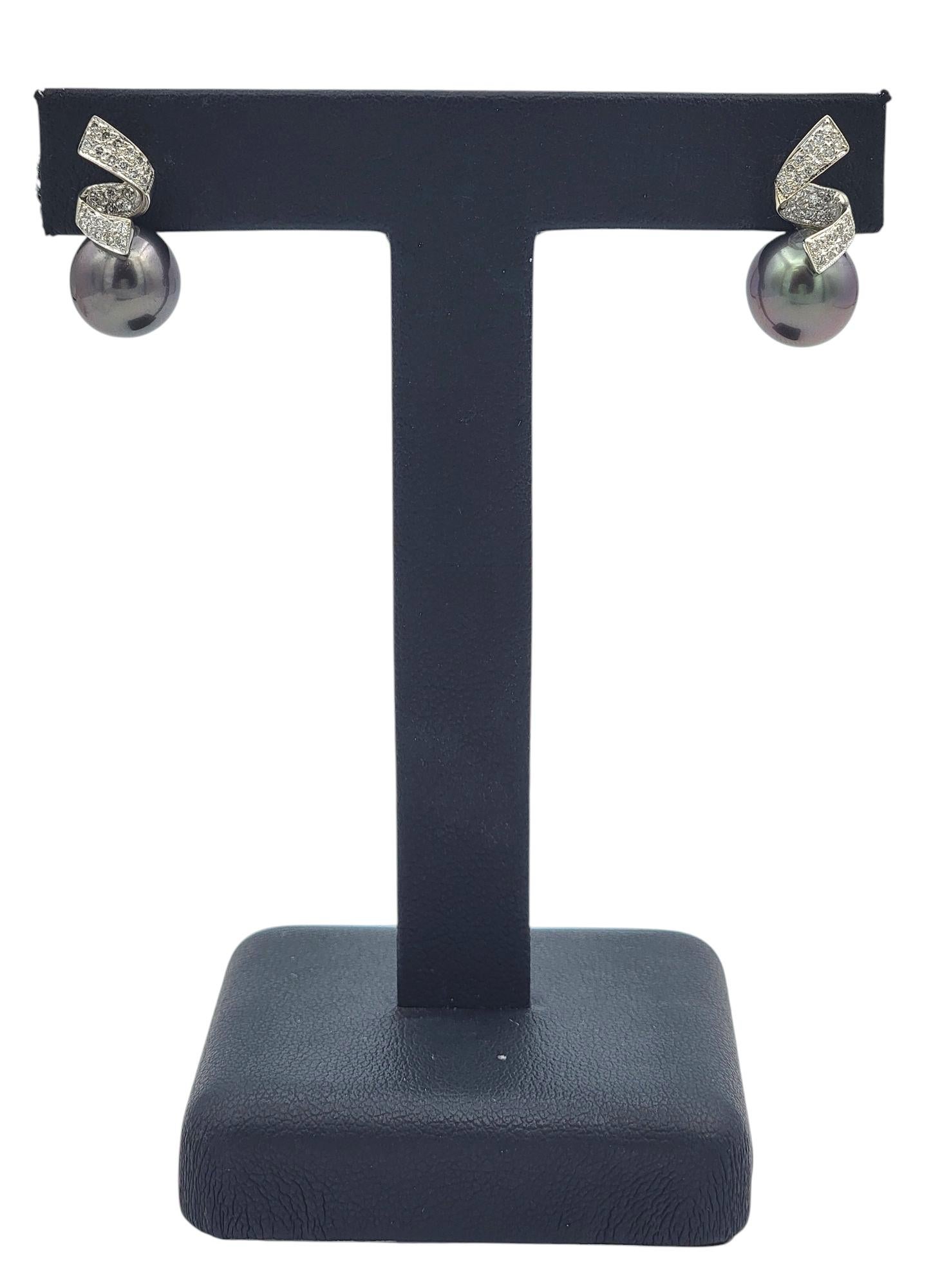 Pendientes de perla negra de Tahití y pavé de diamantes en oro blanco de 18 quilates en venta 2