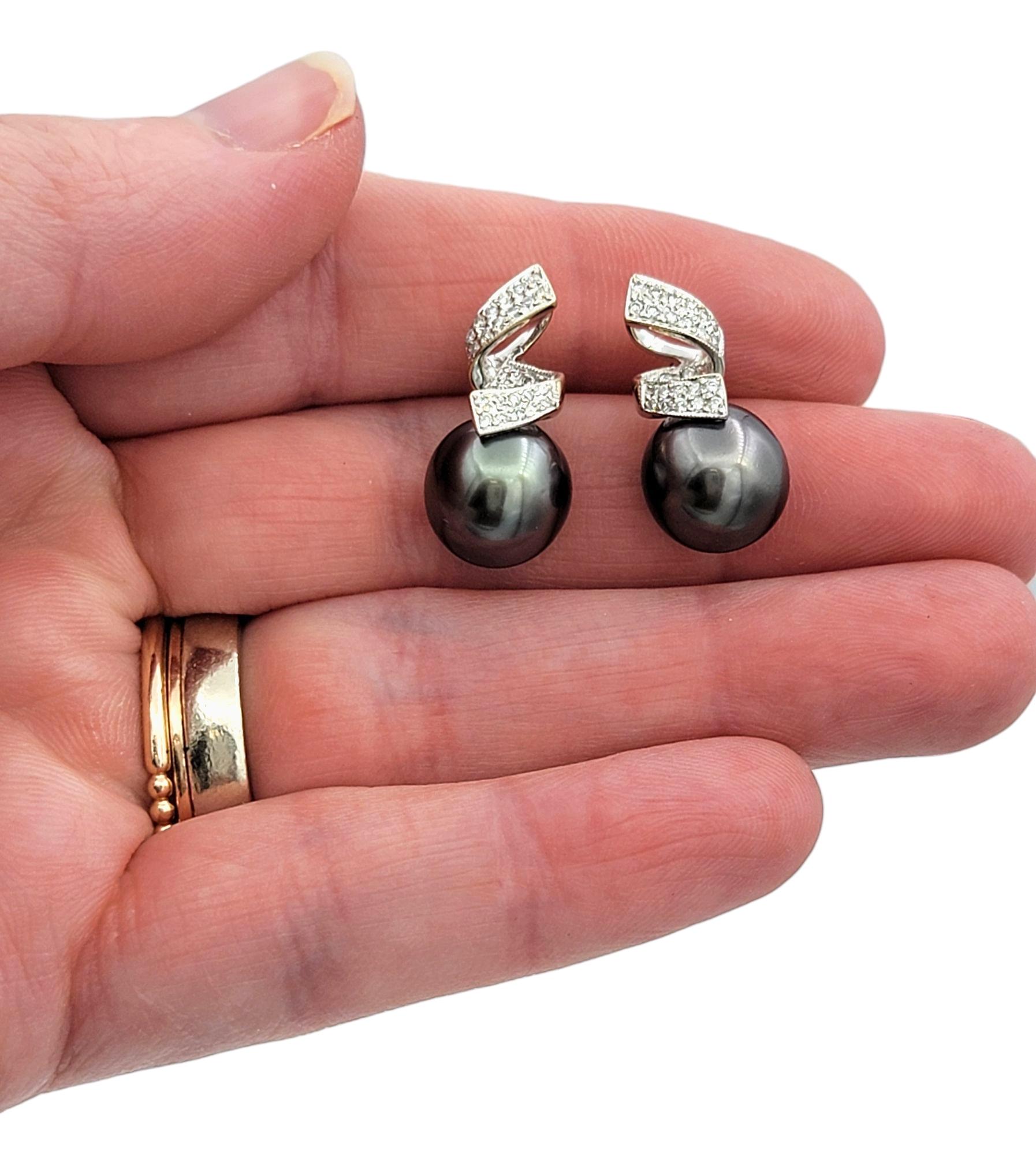 Pendientes de perla negra de Tahití y pavé de diamantes en oro blanco de 18 quilates en venta 3