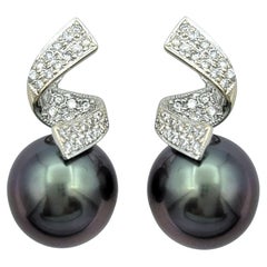 Orecchini con nastro di perle nere di Tahiti e diamanti pavé in oro bianco 18 carati