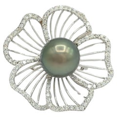 Schwarzer Tahiti-Perlen- und weißer Diamant-Blumenring aus 18 Karat Weißgold