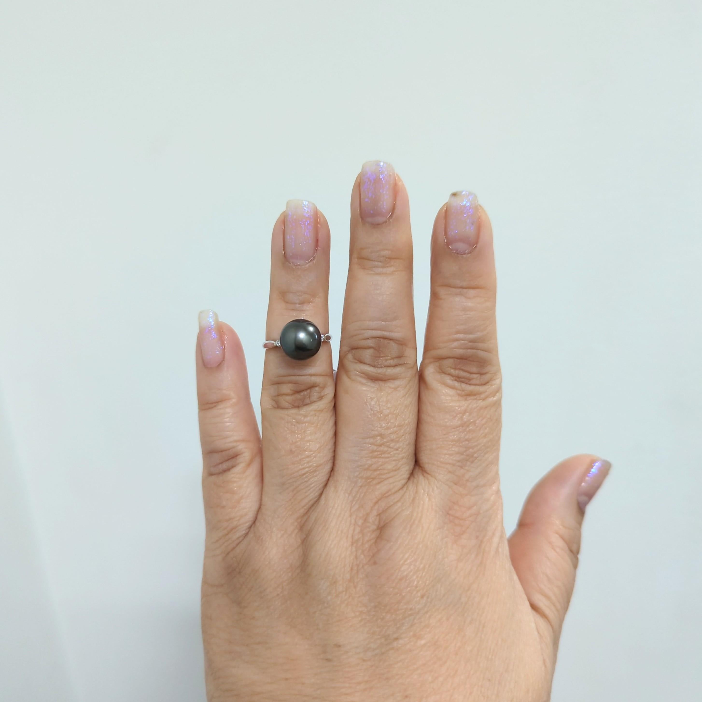 Magnifique perle ronde noire de Tahiti de 10,3 mm avec 0,04 ct. de diamants blancs ronds de bonne qualité.  Fabriqué à la main en or blanc 18 carats.  Bague taille 6,25.
