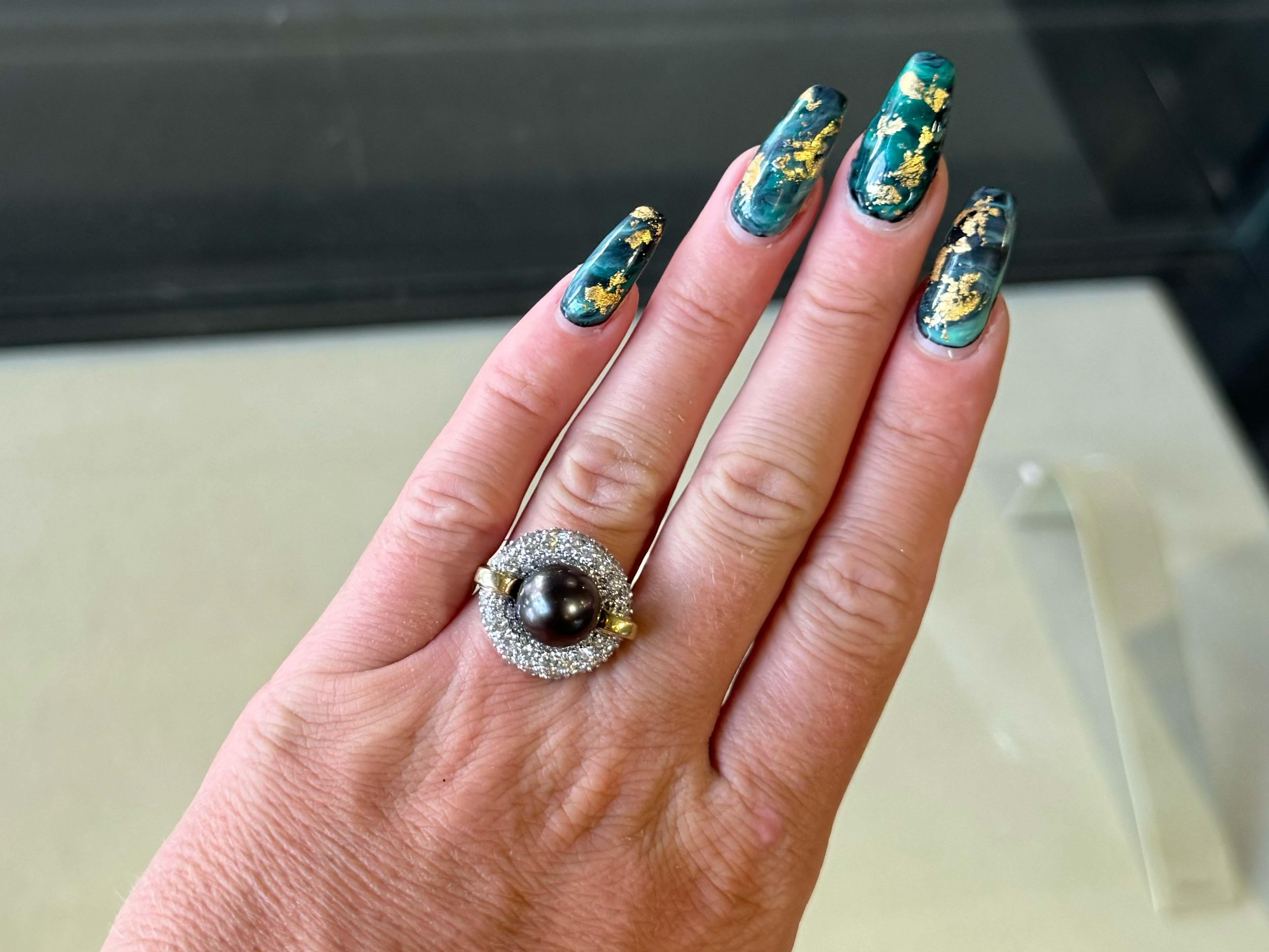 Especificaciones:

Metal: Oro amarillo de 18 quilates y platino

Tahititan Perla Diámetro: 10.9 mm

Recuento de diamantes: 68

Color del diamante: H-I

Claridad del diamante: VS2-SI2

Peso en quilates del diamante: 2,50 quilates

Peso total: 17.8