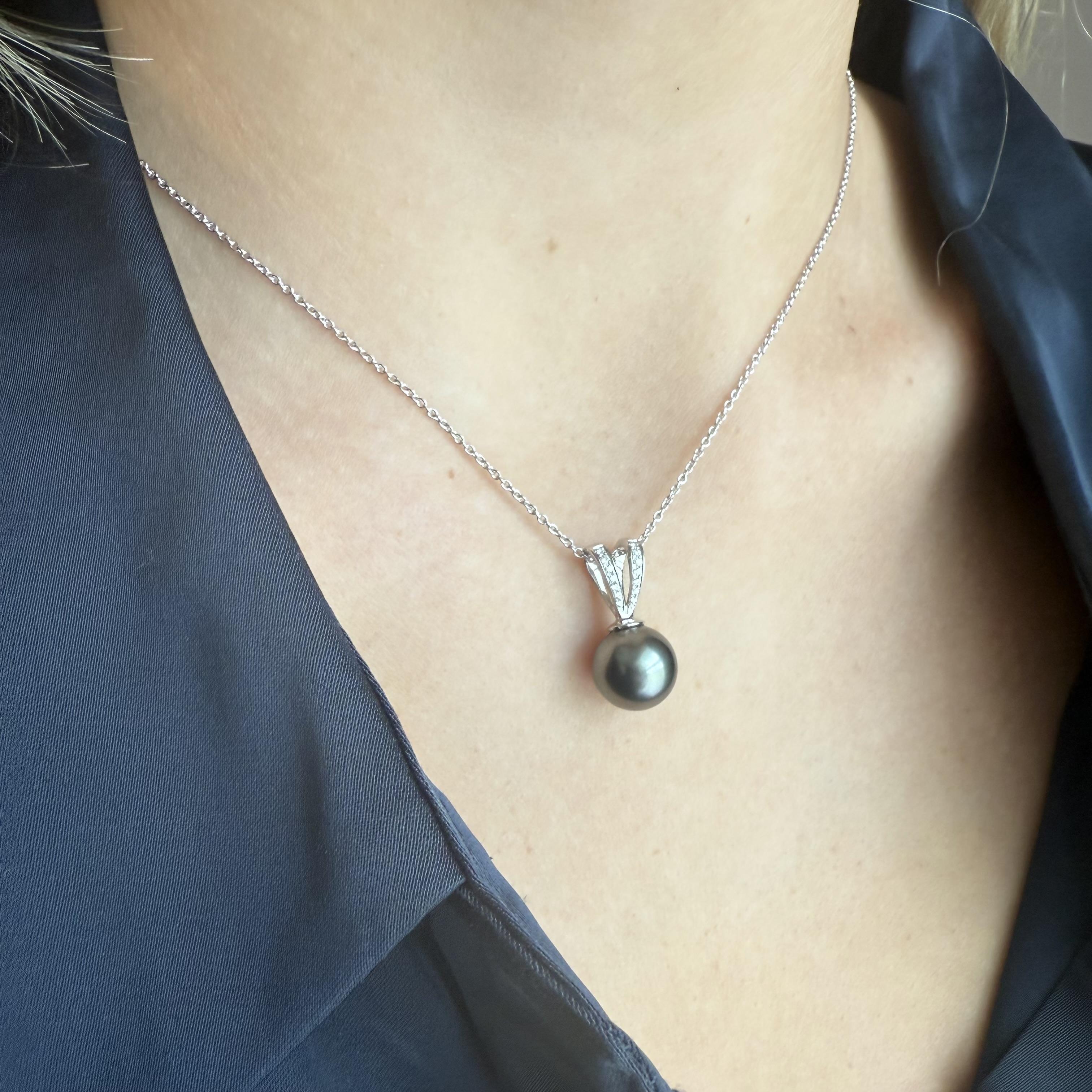 Wir lieben diesen klassischen Anhänger mit schwarzen Perlen und Diamanten!

Anhänger Details
MATERIAL: 14K Weißgold
Länge: 3/4 Zoll
Breite: 3/8 Zoll
Gewicht: 2,2 Gramm
Kette separat erhältlich

Akzentuiert durch die folgenden Edelsteine
1 - 10,3 mm