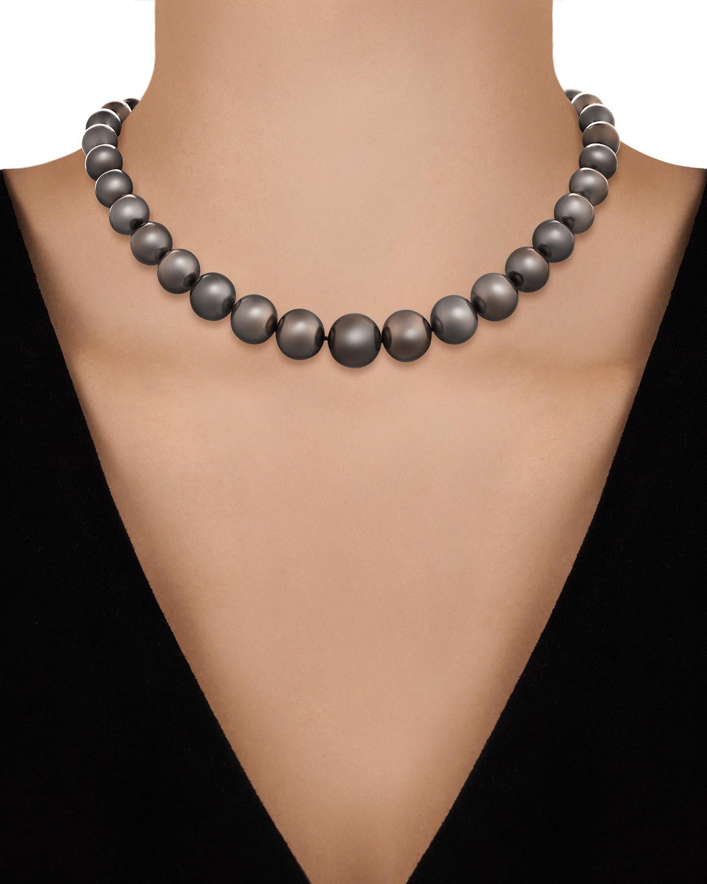 Les trente-sept perles de Tahiti de ce collier, d'une couleur argentée lustrée, ont une taille comprise entre 13 et 15 mm. Prisées pour leur couleur lumineuse, les perles provenant des eaux du Pacifique Sud sont les plus convoitées au monde.