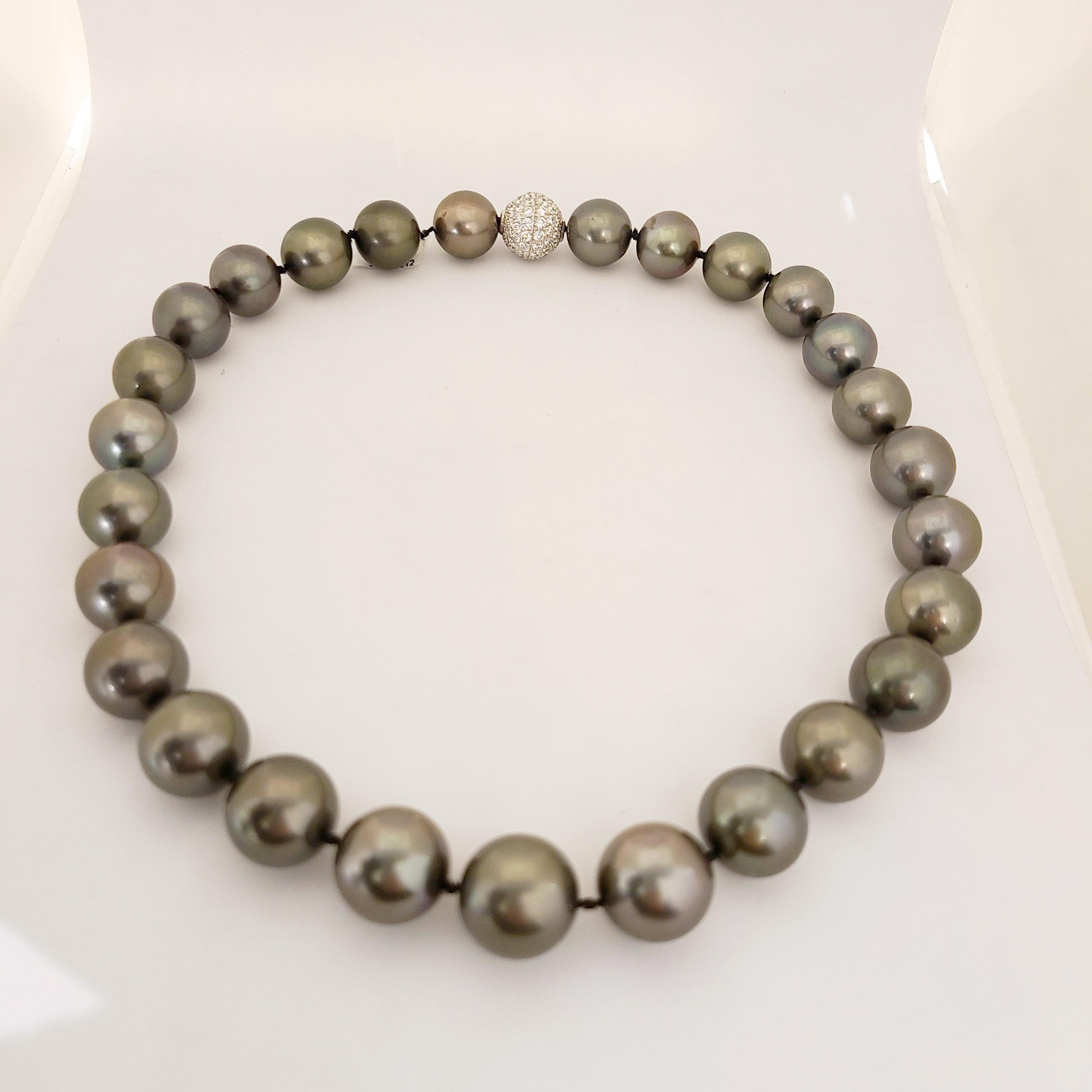 Contemporain Assiette à brin en perles noires de Tahiti. Fermoir à boule en diamants de 4,58 carats en vente