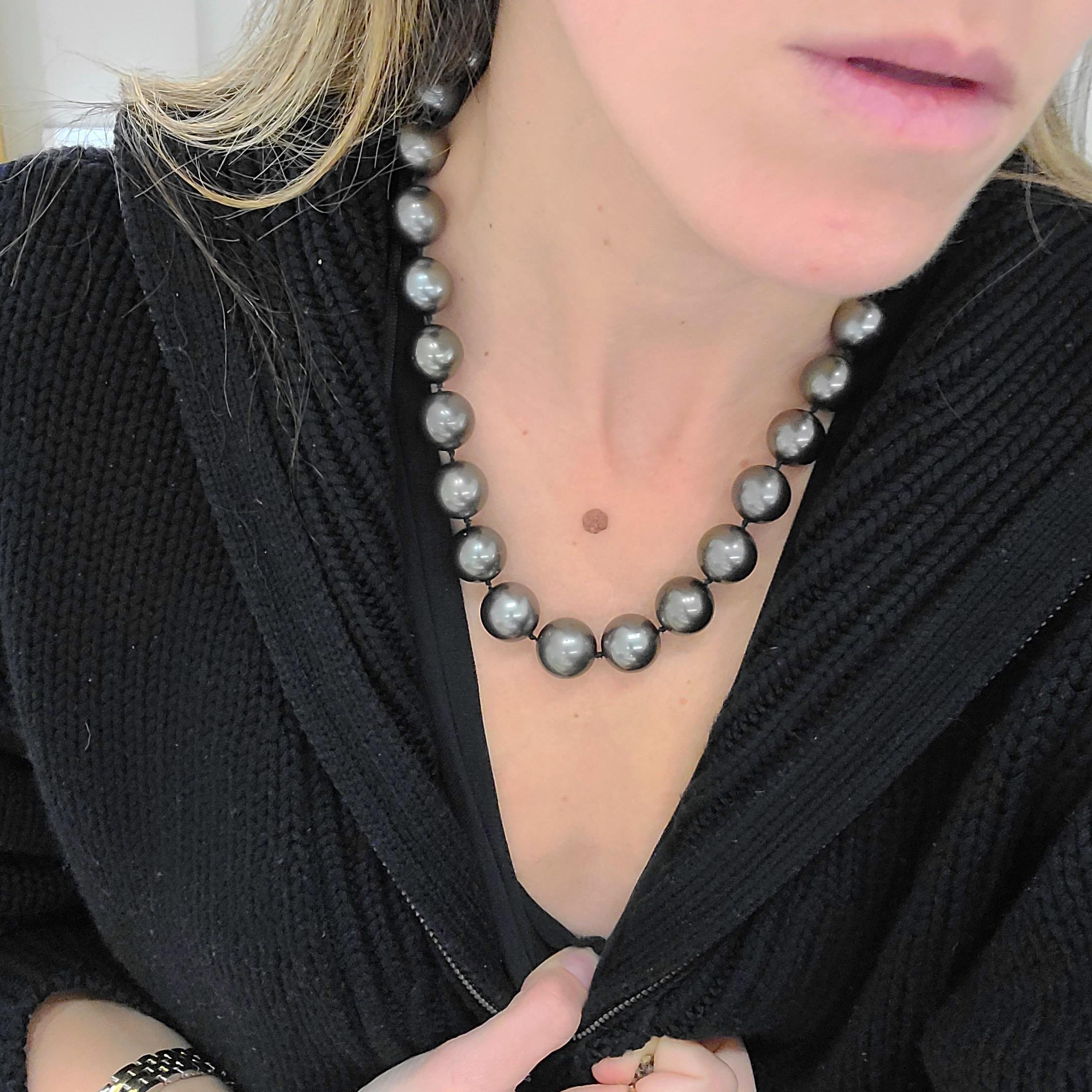 Assiette à brin en perles noires de Tahiti. Fermoir à boule en diamants de 4,58 carats Neuf - En vente à New York, NY