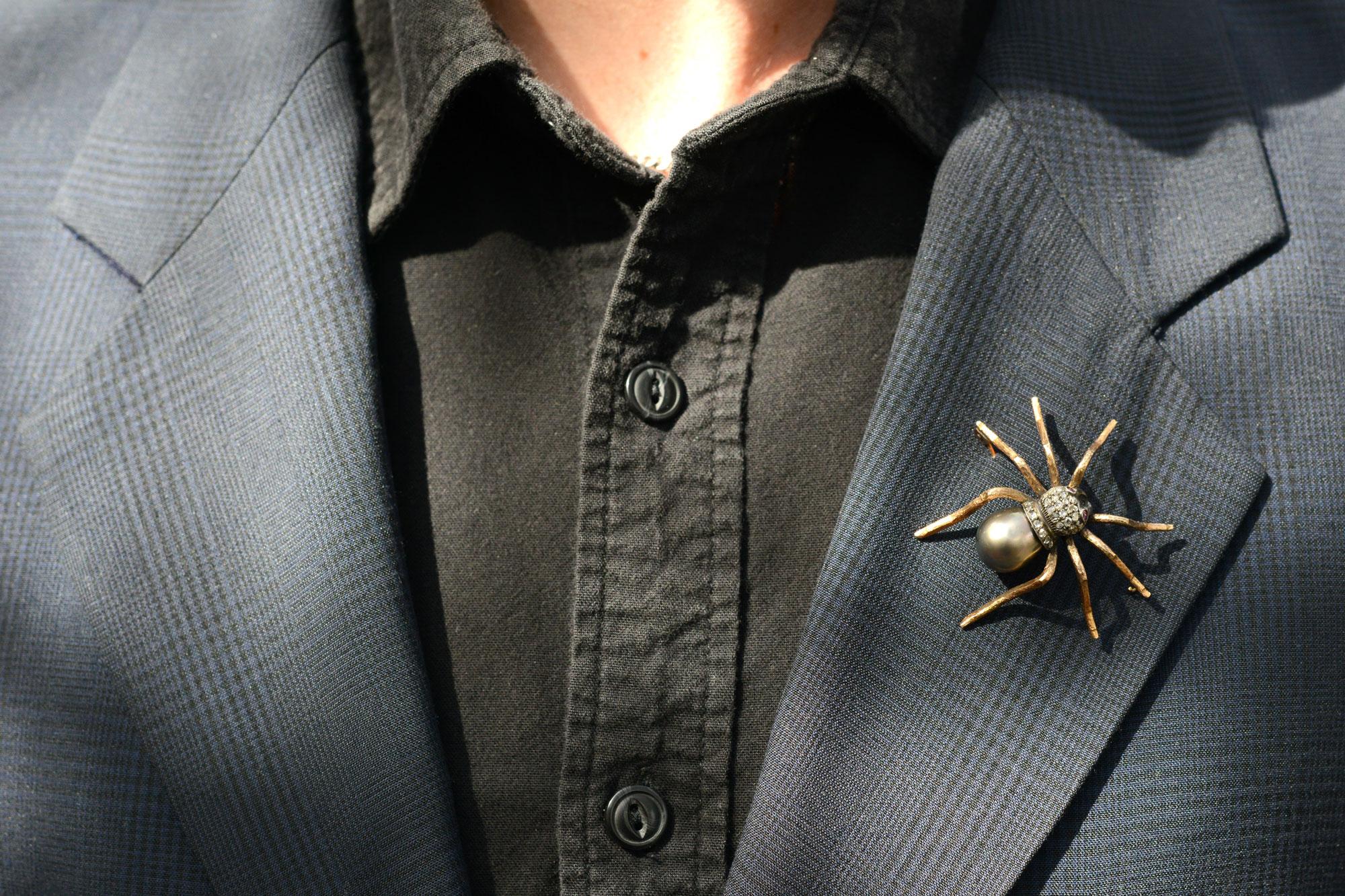 Eine phänomenale Brosche aus dem viktorianischen Zeitalter. Die große Spinne ist mit einem Cluster aus funkelnden Diamanten im Rosenschliff und Rubinaugen sowie einer üppigen, glänzenden schwarzen Tahiti-Perle besetzt. Handgefertigt aus einer