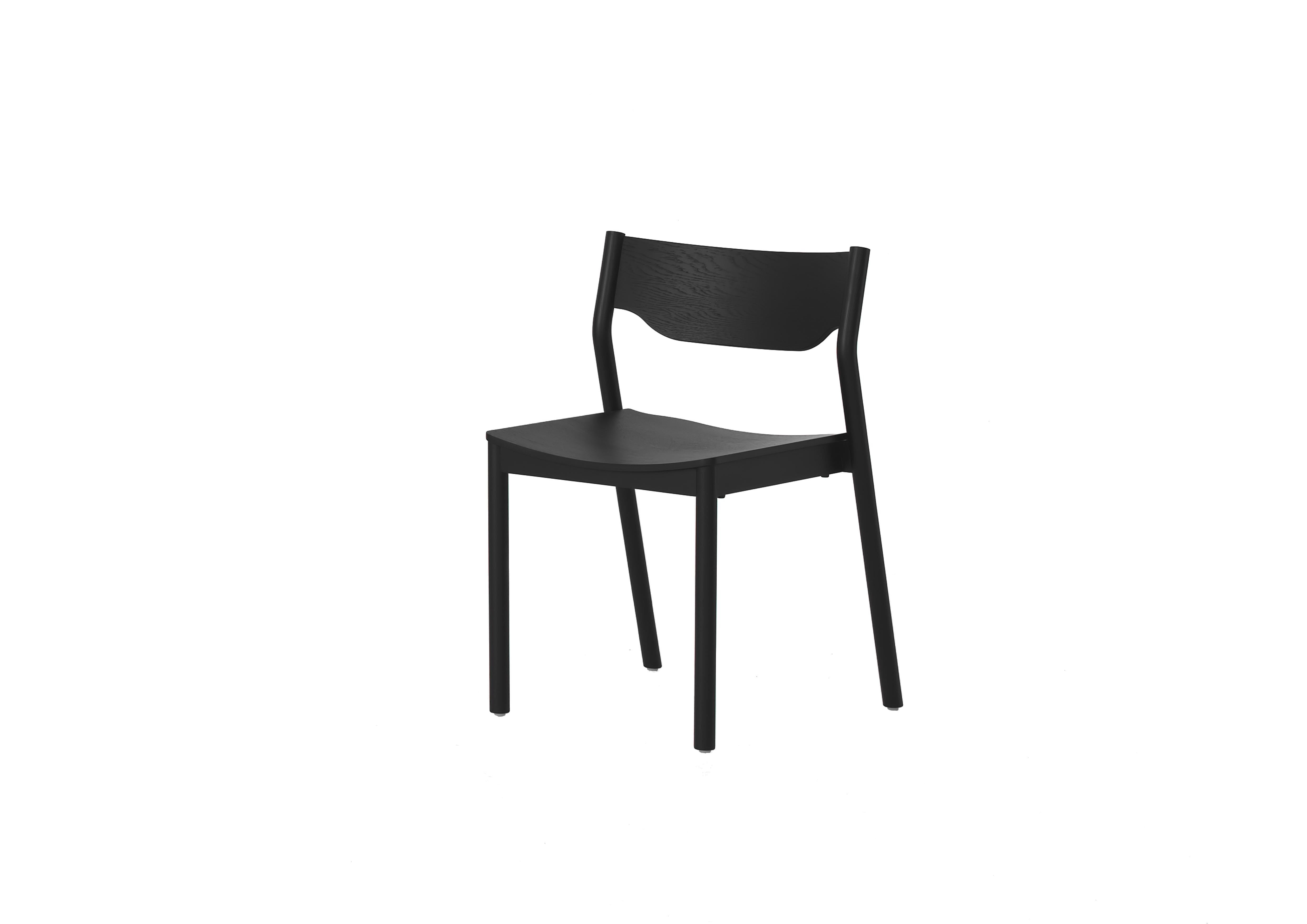 Chaise Tangerine noire de résidentiel
Dimensions : L 51 x D 50 x H 75 cm
MATERIAL : Chêne massif, placage de chêne.
Poids : 5,7 kg.

A propos : 
Fondé par Simon James & Scott Bridgens en 2011, Resident abrite des pièces de design durables créées