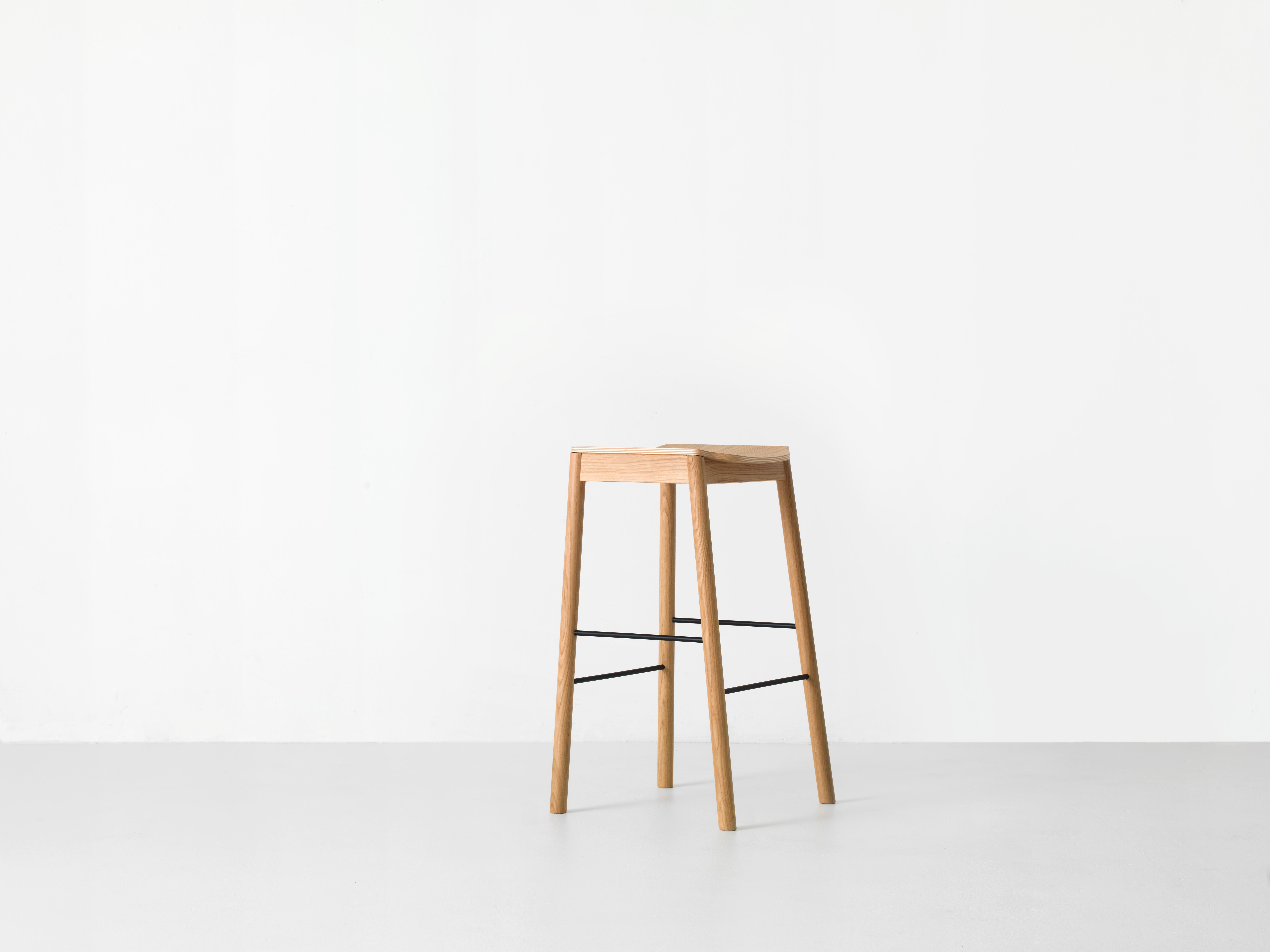 Schwarzer Hocker aus Tangerine von Resident (Neuseeland) im Angebot