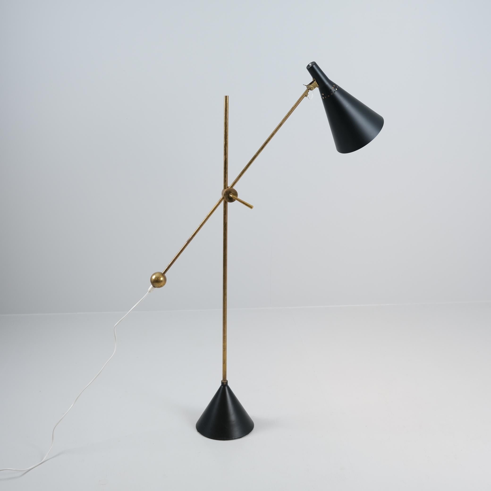 Questo esempio dell'iconica lampada da terra Tapio Wirkkala, prodotta e stampata da Idman, conserva tutte le parti originali ed è in ottime condizioni. La lampada è stata ricablata e le parti metalliche sono state riverniciate professionalmente con