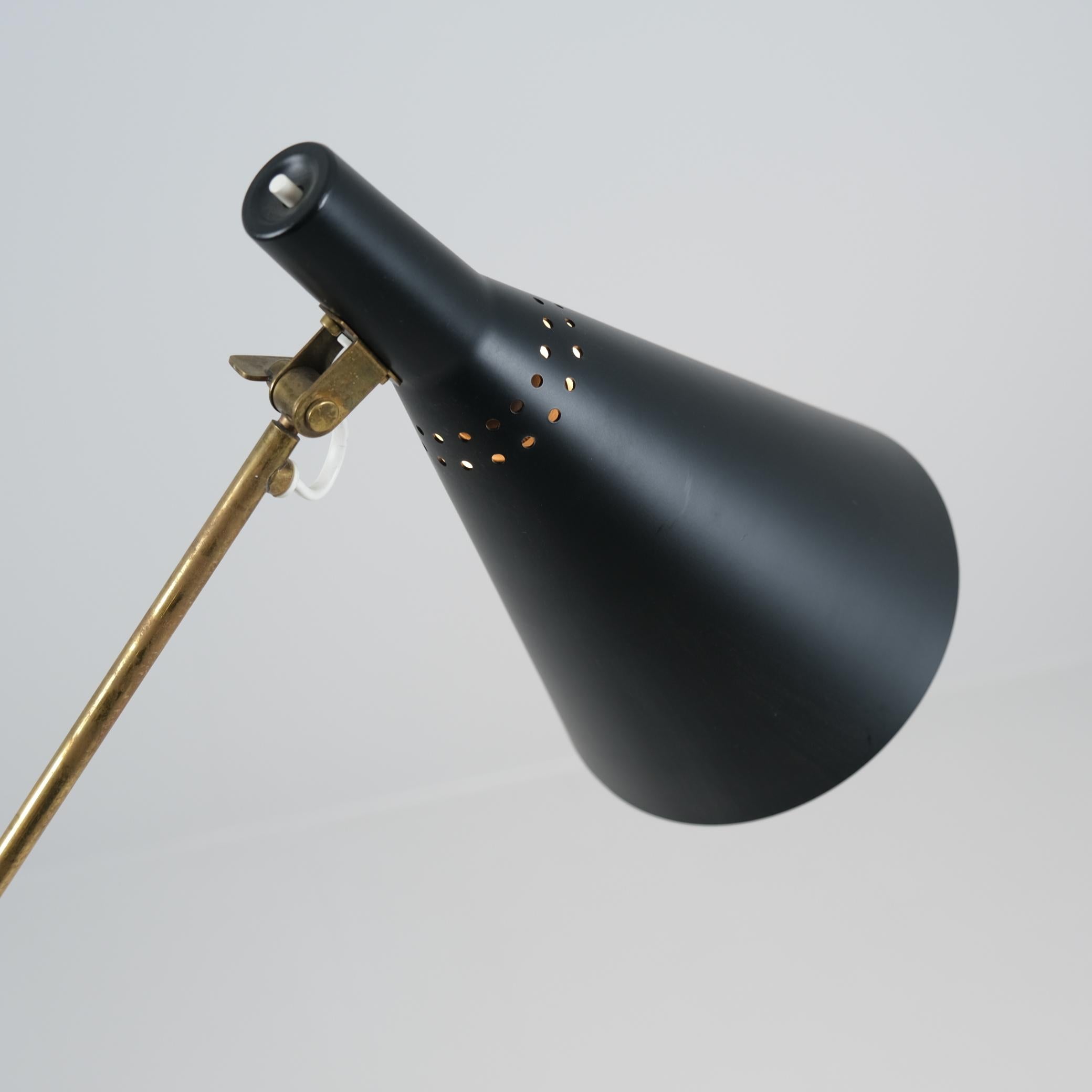 Scandinavo moderno Lampada da terra regolabile Tapio Wirkkala nera modello K10-11, Idman 1950s in vendita