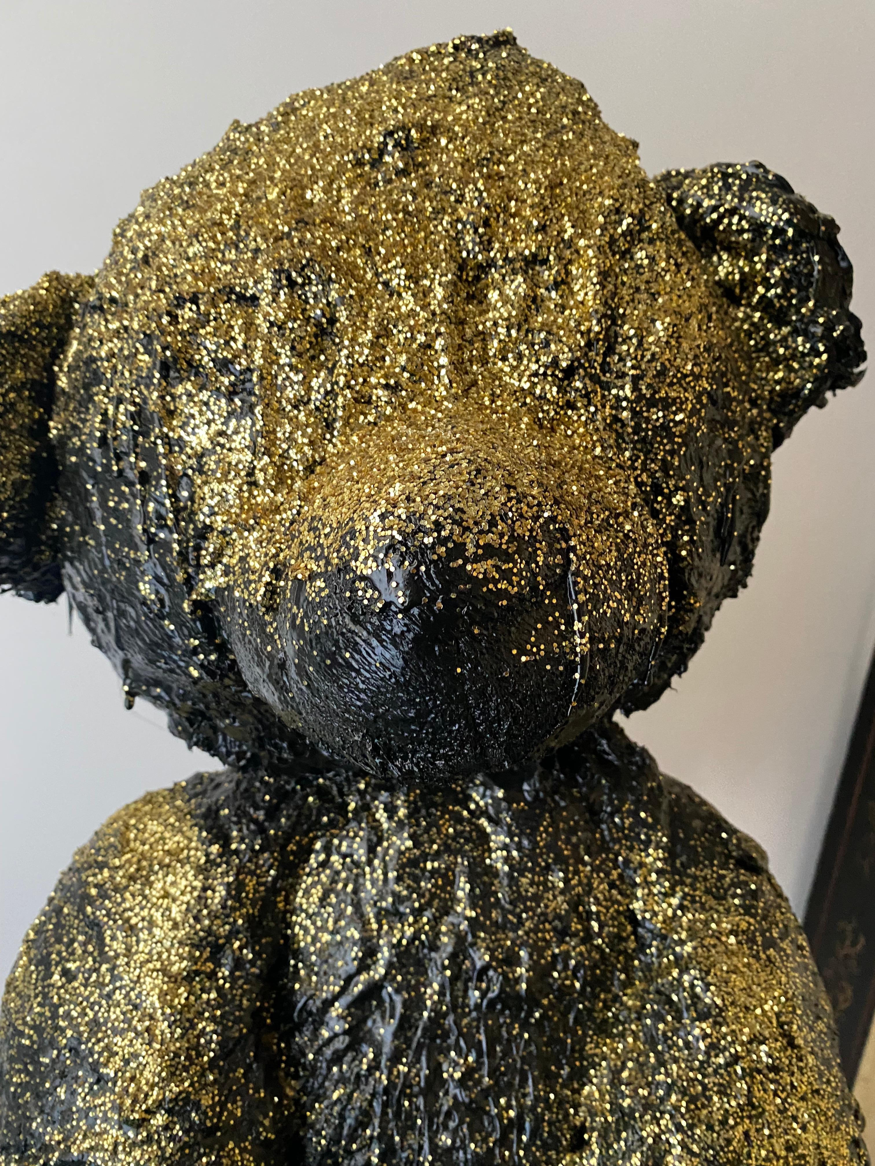 Américain Sculpture en forme d'ourson en TAR noir et paillettes d'or, 21e siècle par Mattia Biagi en vente