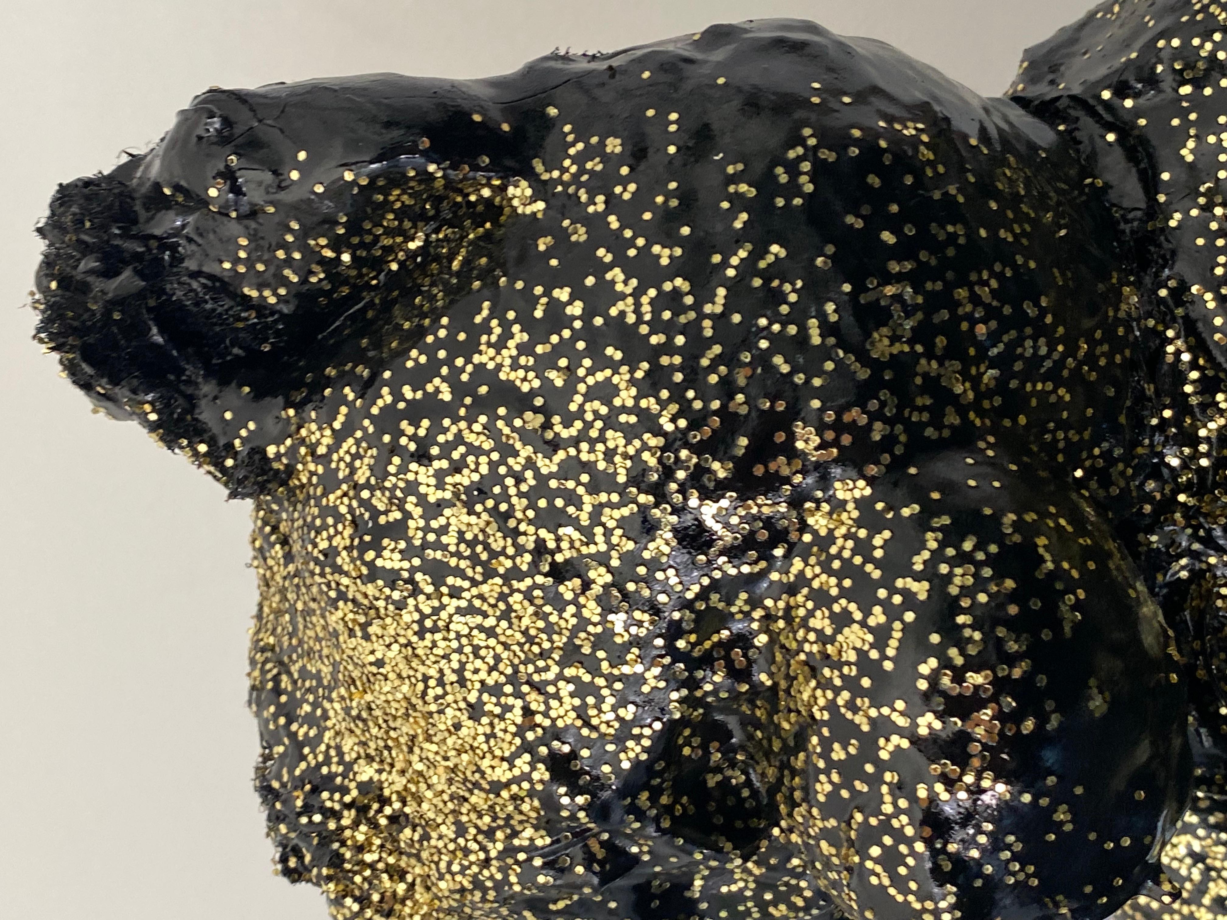 Américain Sculpture en forme de gobelet noir et paillettes d'or de Mattia Biagi, XXIe siècle en vente