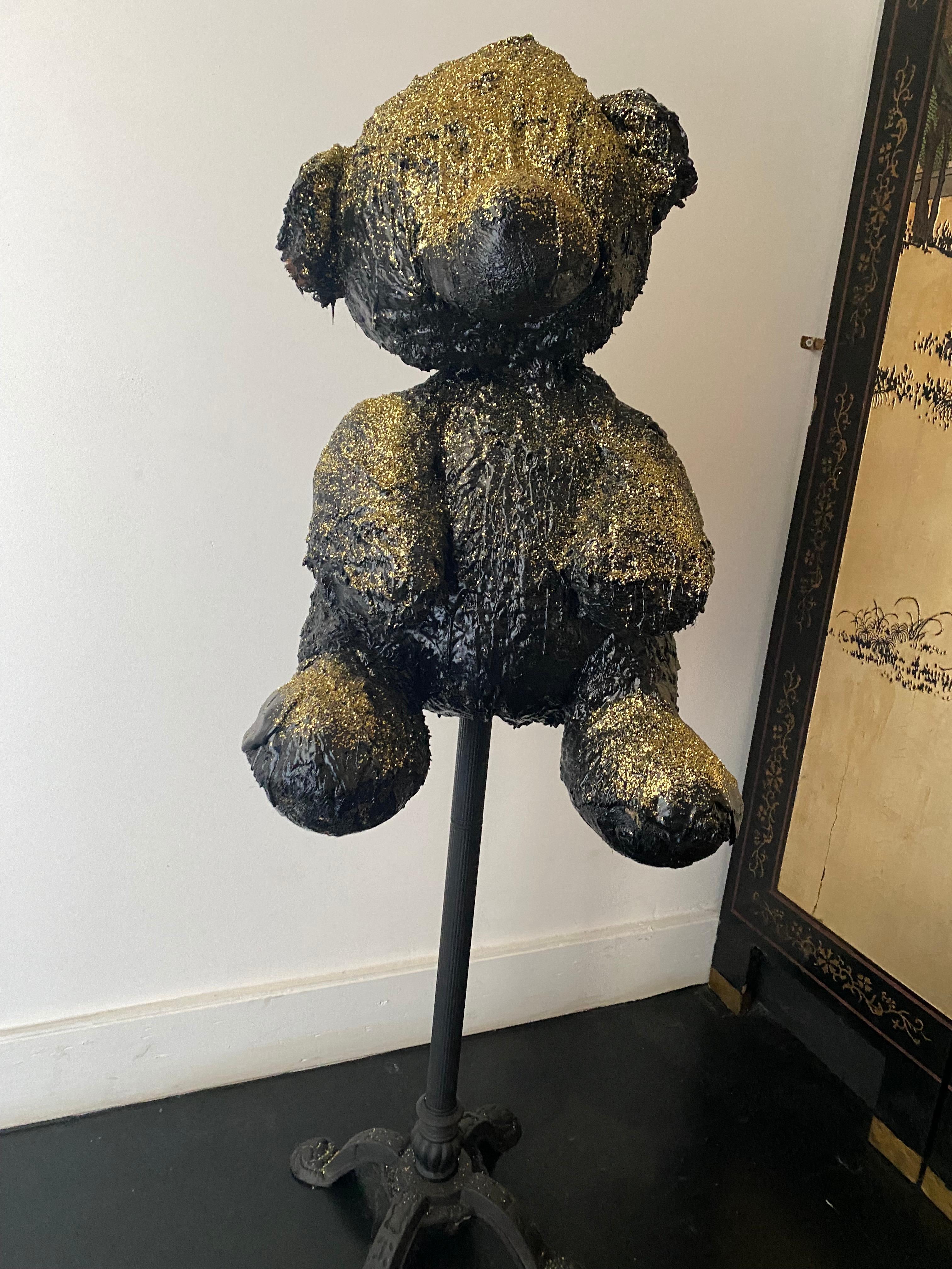 Sculpture en forme d'ourson en TAR noir et paillettes d'or, 21e siècle par Mattia Biagi Neuf - En vente à Culver City, CA