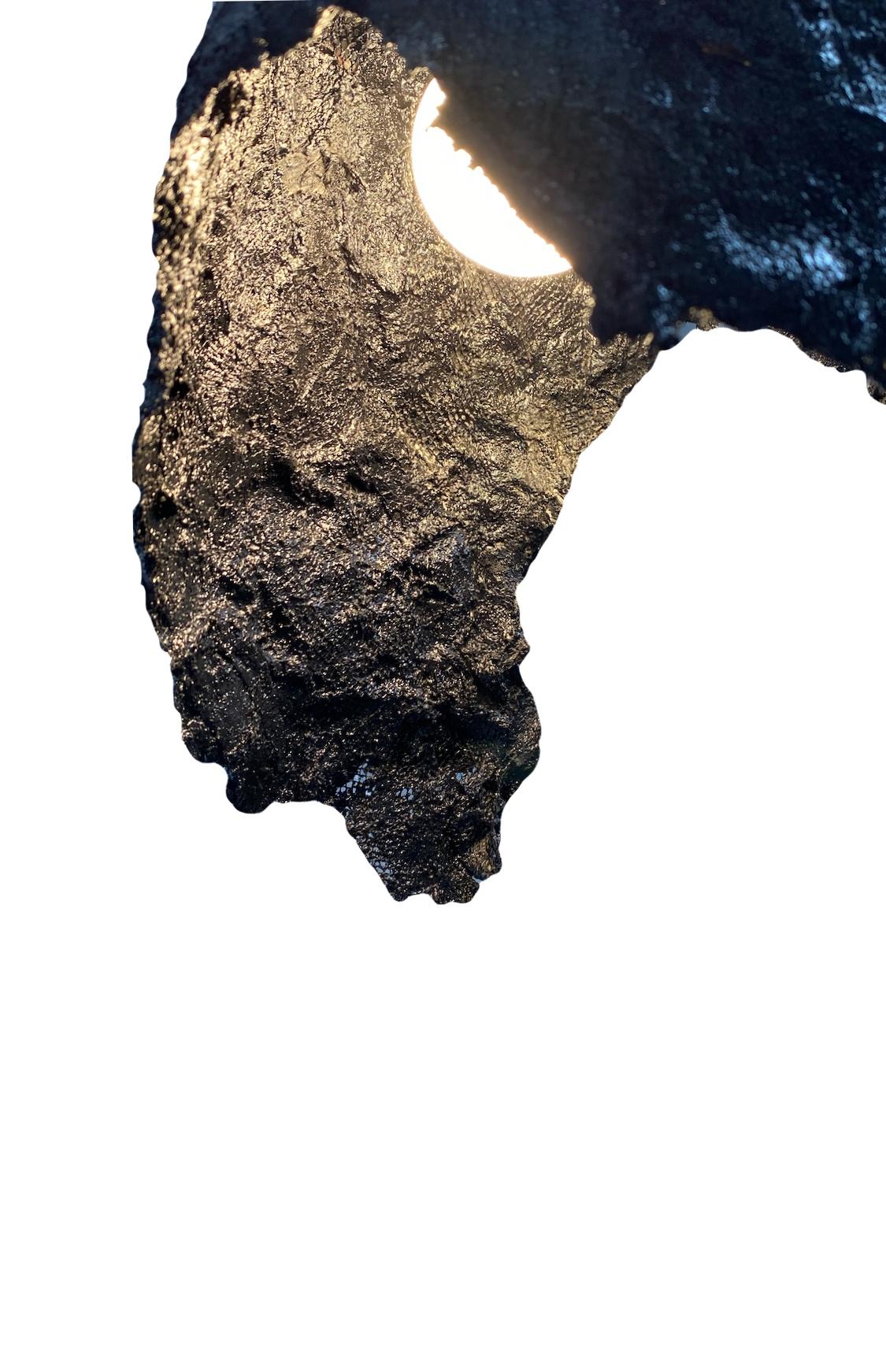 Questa è una nuova opera di Mattia Biagi 
Lampada da terra scultorea in catrame creata da una struttura in metallo, catrame e cemento.
 