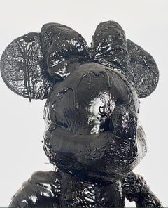 Scultura di Minnie Mouse in TAR nero, XXI secolo di Mattia Biagi