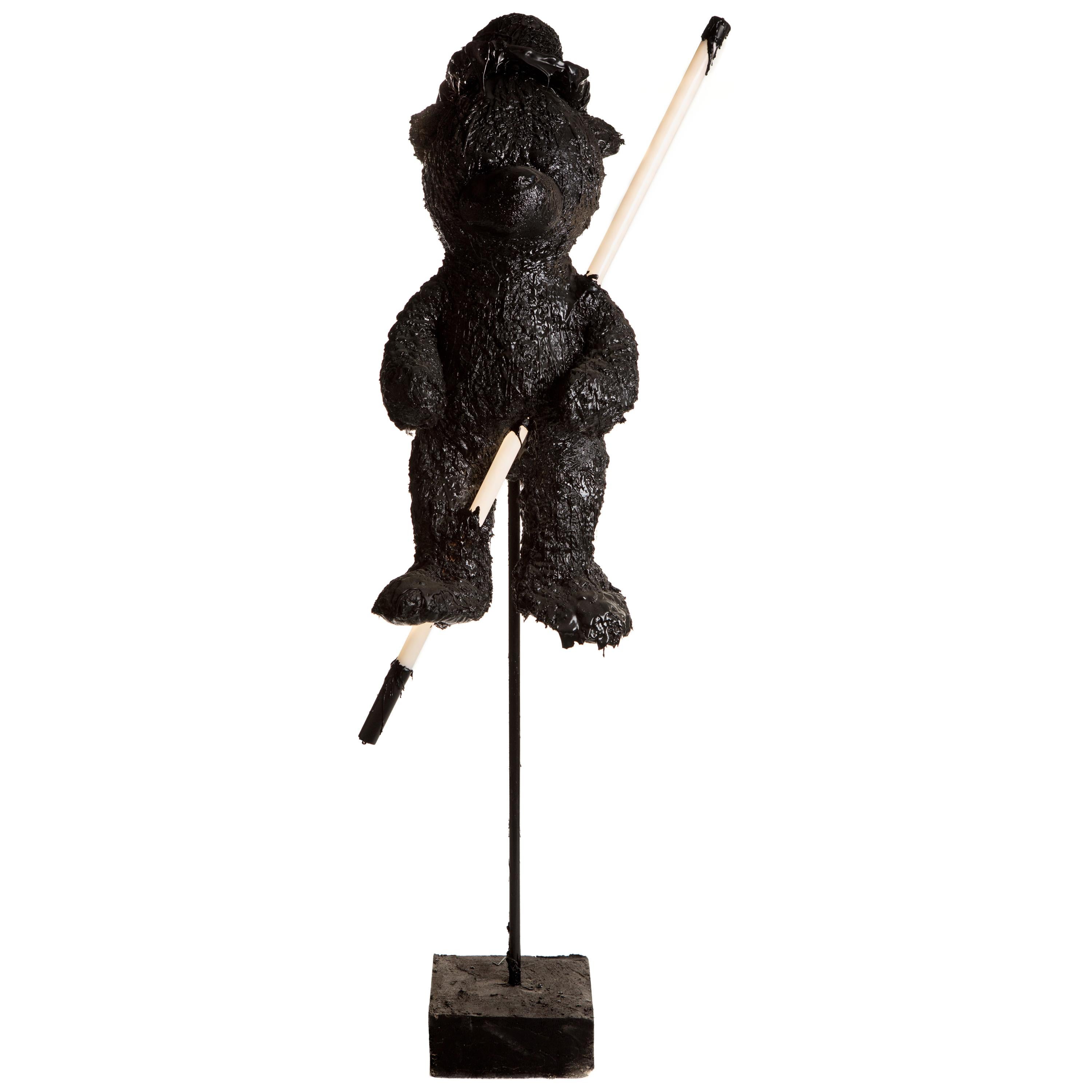 Lampada o scultura da terra con orsetto nero TAR, 21° secolo, di Mattia Biagi