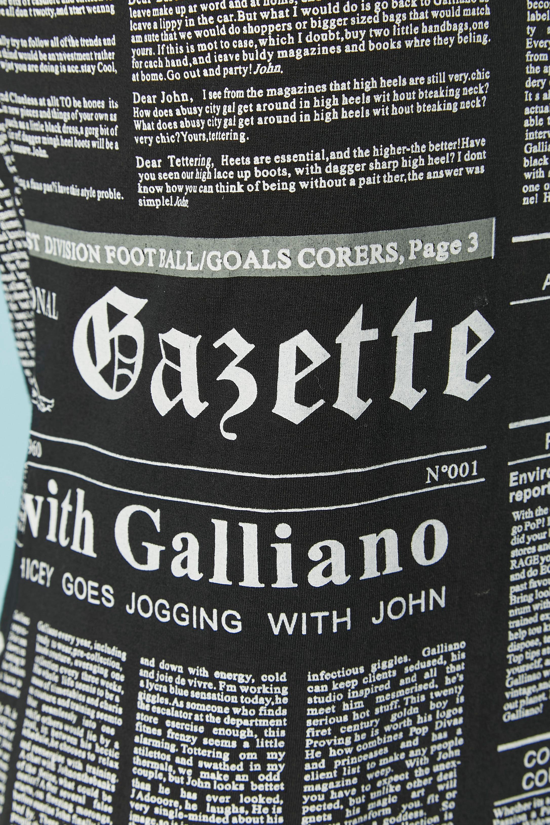 Camiseta negra con estampado de Gaceta GALLIANO en Excelente estado para la venta en Saint-Ouen-Sur-Seine, FR