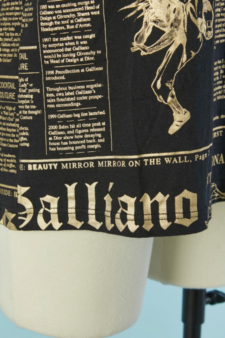 Schwarzes T-Shirt mit goldenem Gazette-Aufdruck JOHN GALLIANO im Zustand „Hervorragend“ im Angebot in Saint-Ouen-Sur-Seine, FR