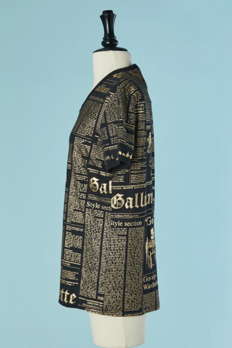 Schwarzes T-Shirt mit goldenem Gazette-Aufdruck JOHN GALLIANO für Damen oder Herren im Angebot