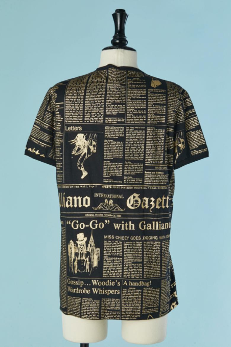 Schwarzes T-Shirt mit goldenem Gazette-Aufdruck JOHN GALLIANO im Angebot 1