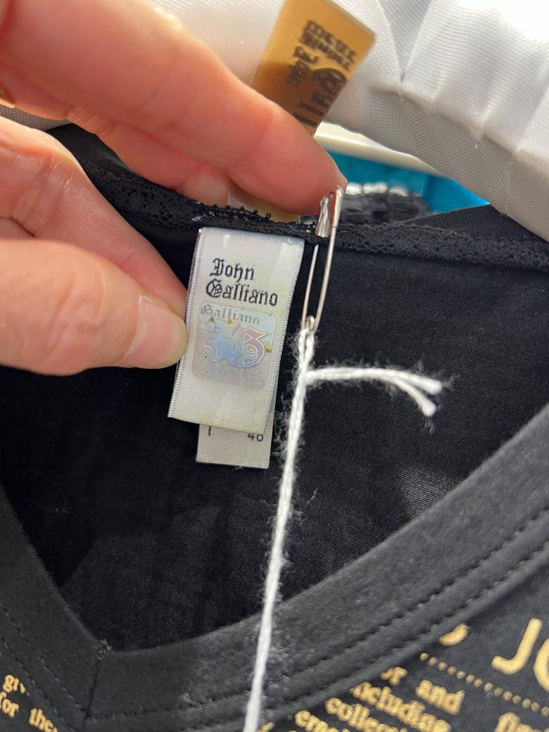 Schwarzes T-Shirt mit goldenem Gazette-Aufdruck JOHN GALLIANO im Angebot 2