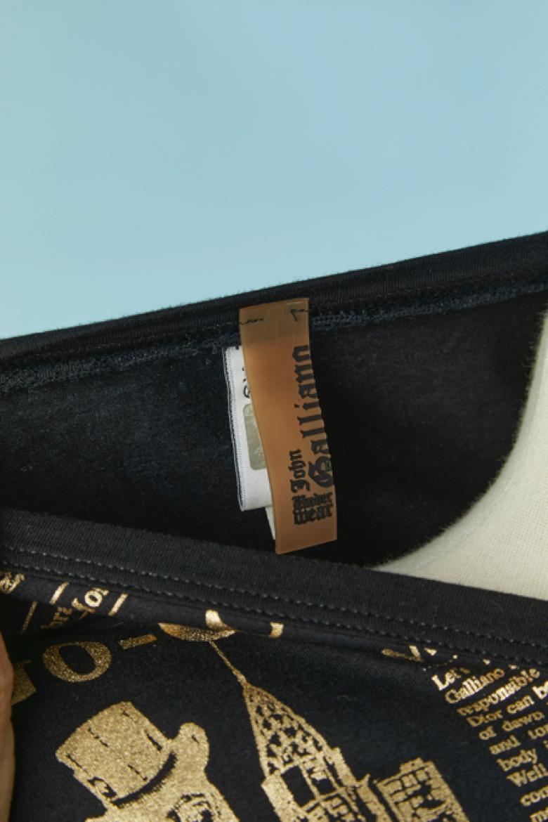 Schwarzes T-Shirt mit goldenem Gazette-Aufdruck JOHN GALLIANO im Angebot 3