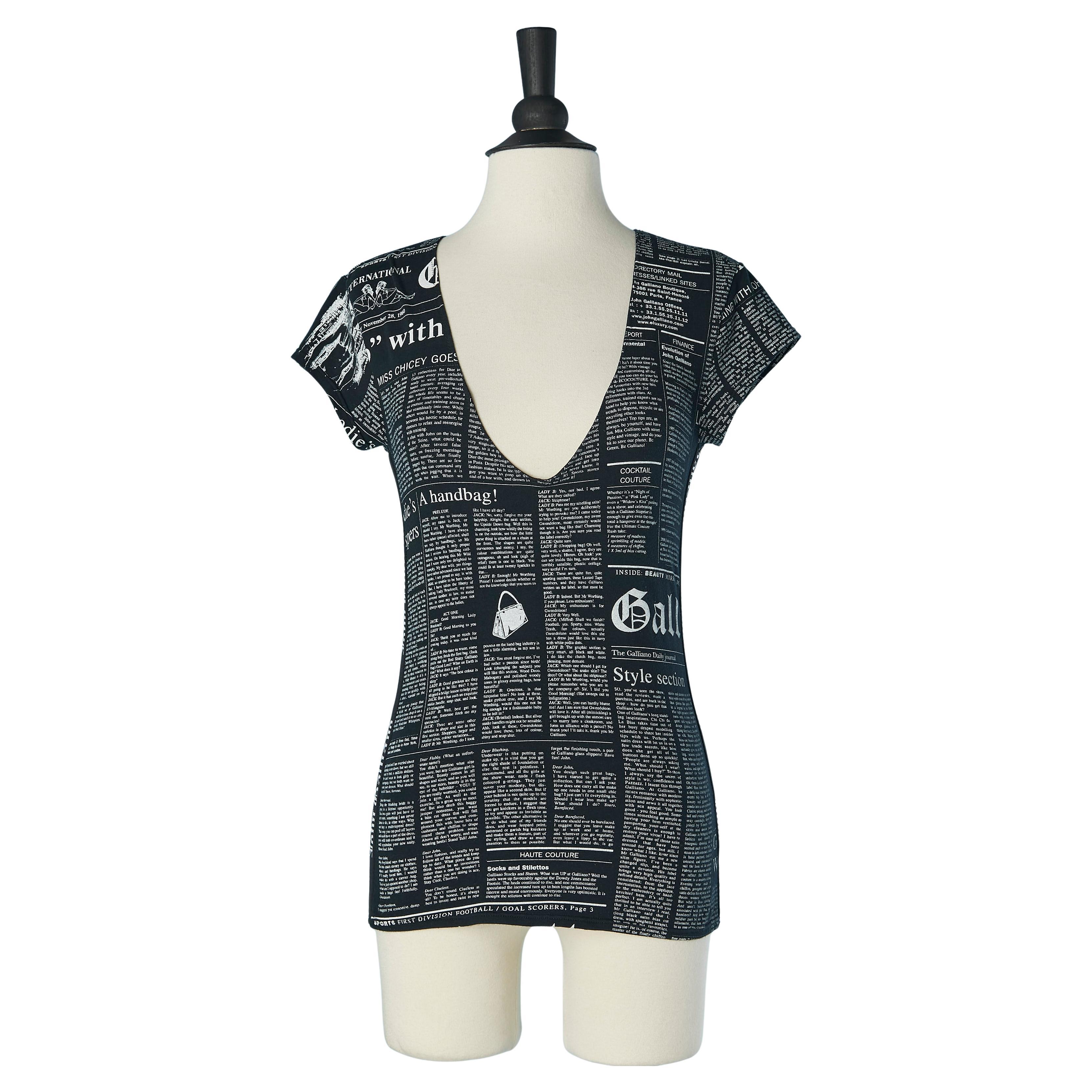 Camiseta negra con estampado de periódico JOHN GALLIANO