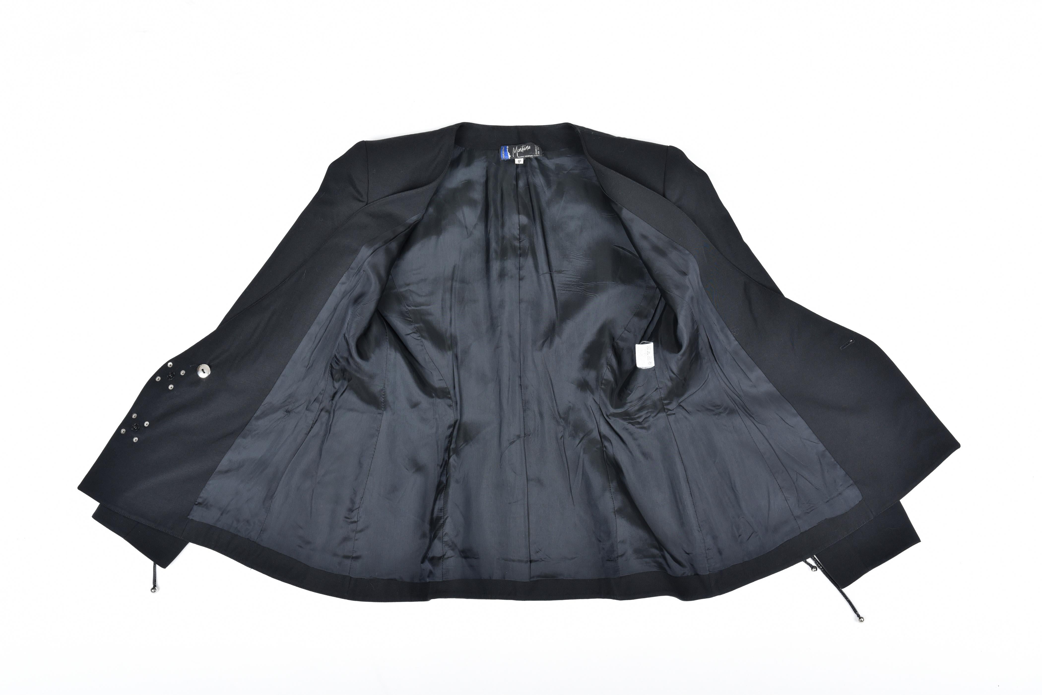 Ca. 1988-1992

Frankreich

Schöne schwarze Tergal-Smokingjacke von Claude Montana. Ausgeschnittener Anzug, der zu den Hüften passt und auf der Vorderseite mit V-Löffelung versehen ist. Crossed Befestigung mit Pressnieten und Diamantpunkt-Applikation