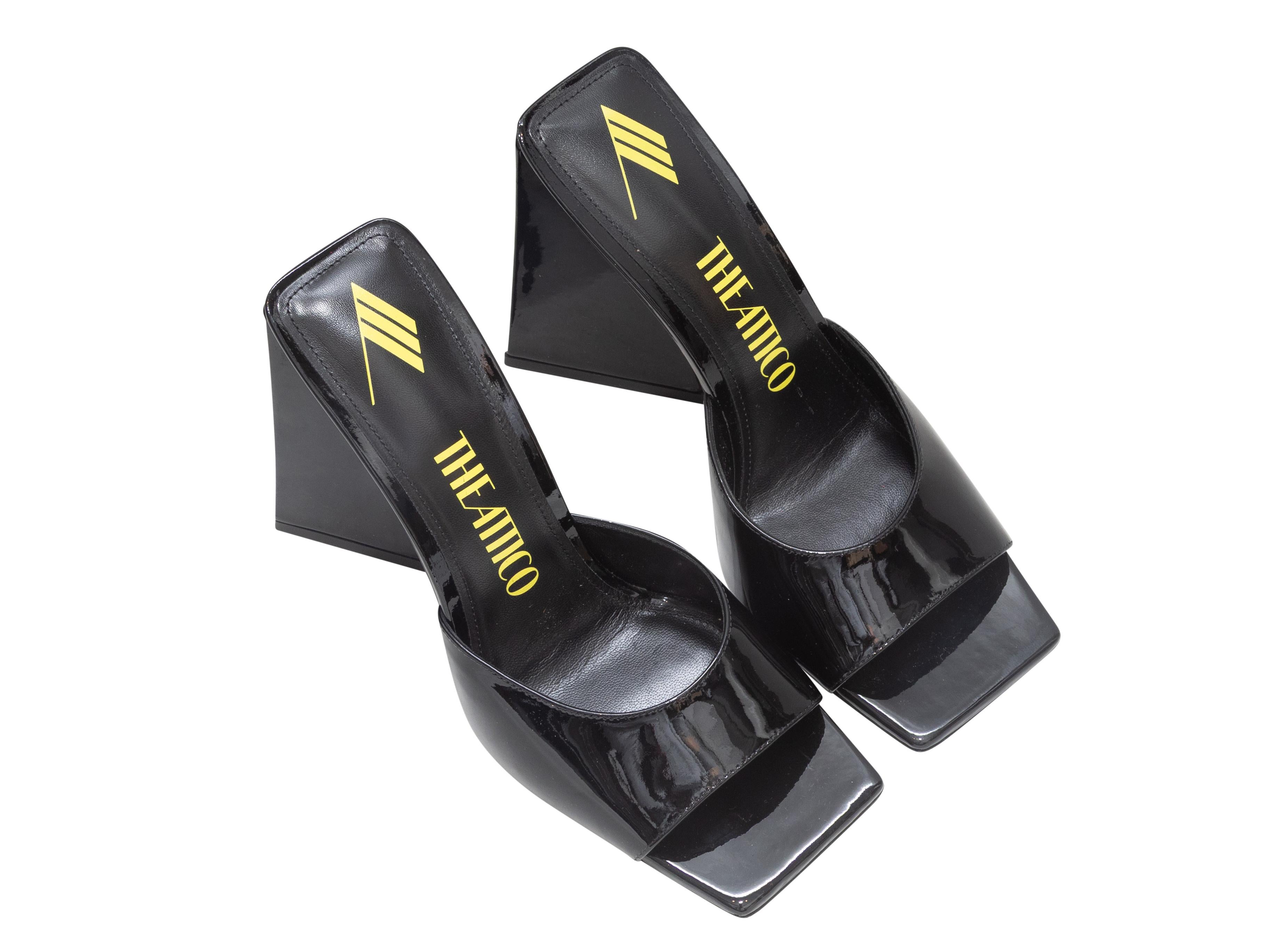 Sandalias de tacón triangular en charol negro de The Attico. Altura del tacón de 10 cm.

Talla del diseñador: 9
Talla recomendada en EE.UU.: 39

