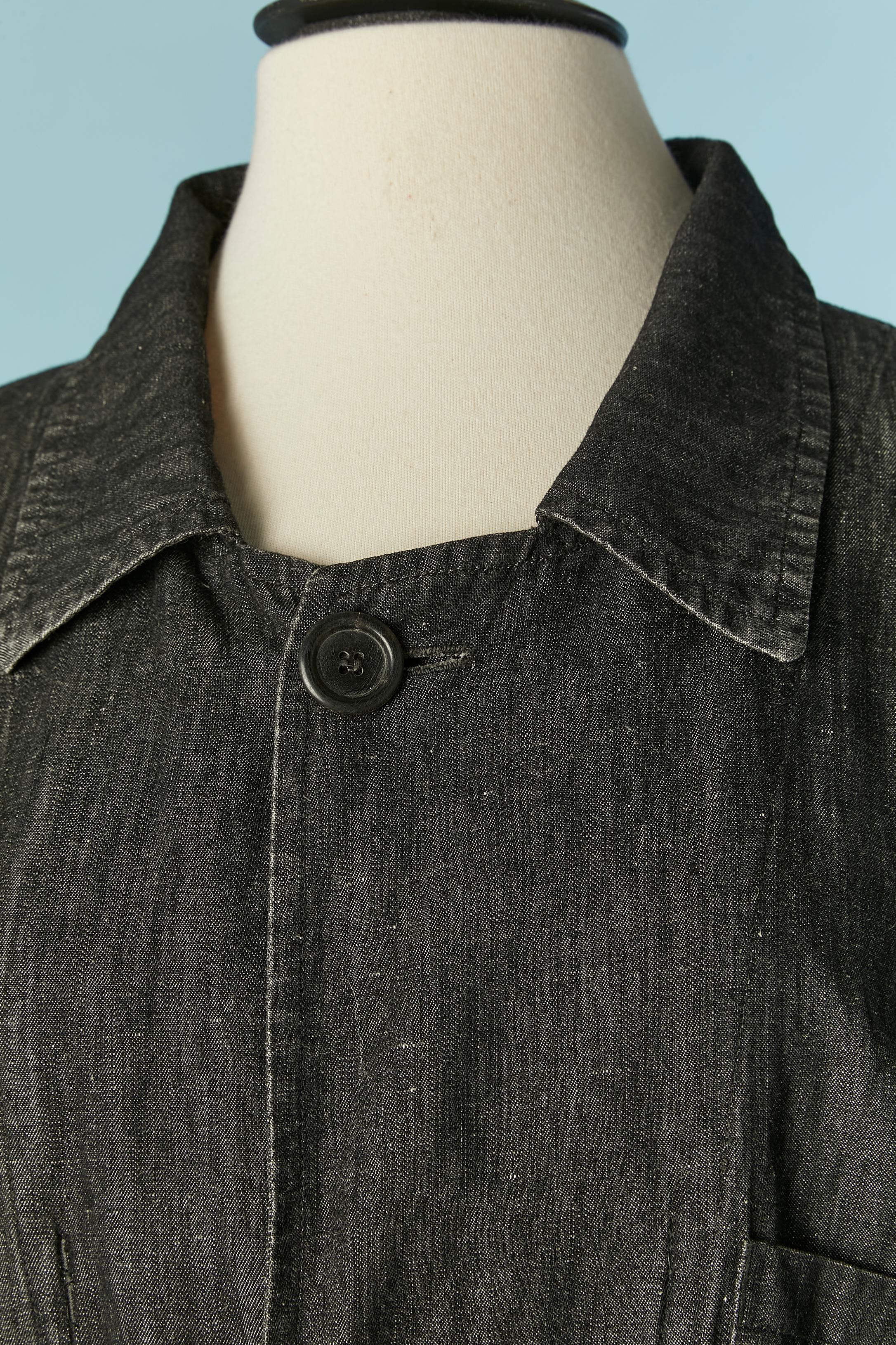Cappotto monopetto in denim nero sottile con cintura e tasche su entrambi i lati. Tessuto principale: cotone. Fodera interna in rayon  sul retro (sulla spalla) con ricamo a filo YSL. 
2 tasche anteriori e 2 laterali (senza fondo tasca) e una tasca