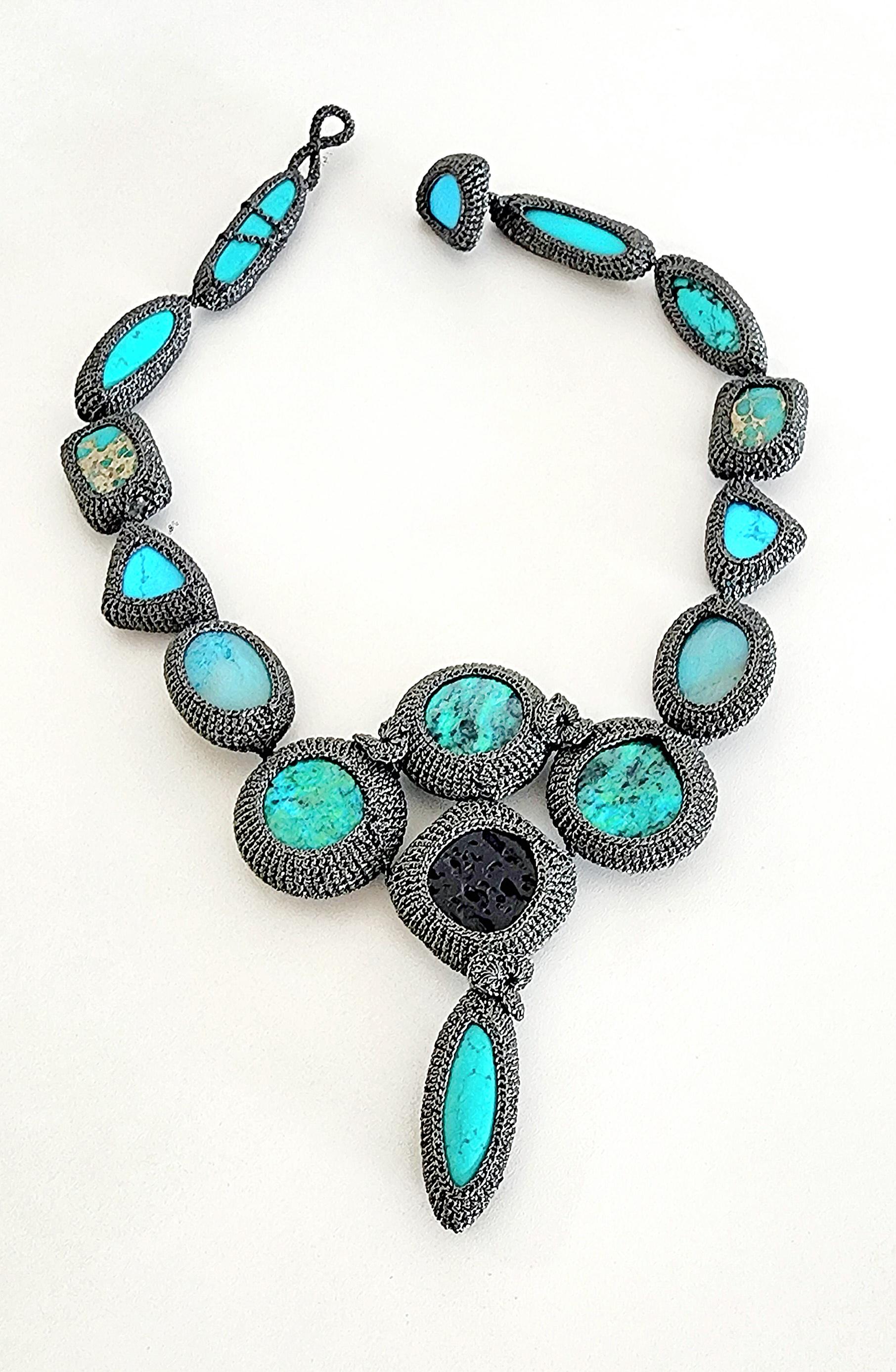 Schwarzer schwarzer Faden gehäkelter einzigartiger Halskette Türkis Lava Amazonit  (Kunsthandwerker*in) im Angebot