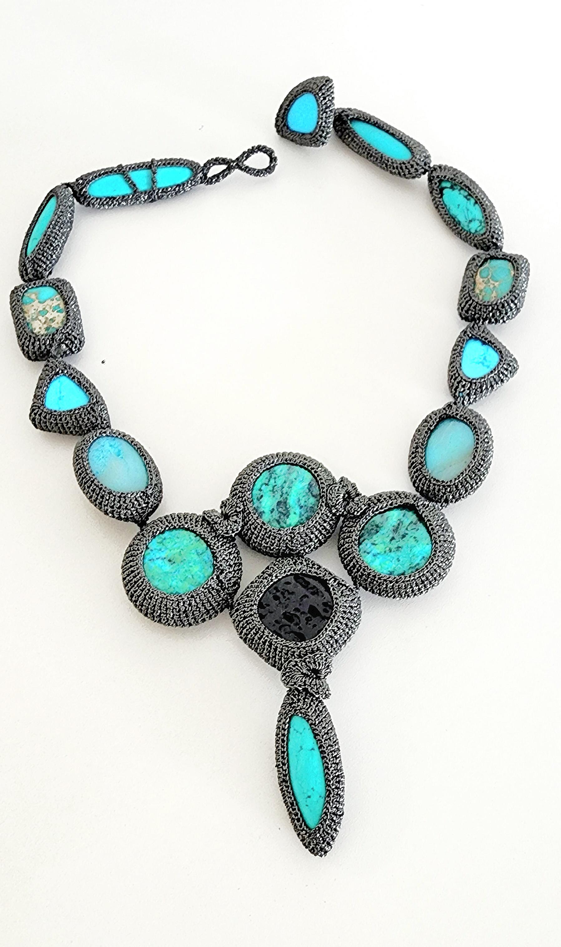Schwarzer schwarzer Faden gehäkelter einzigartiger Halskette Türkis Lava Amazonit  (Cabochon) im Angebot