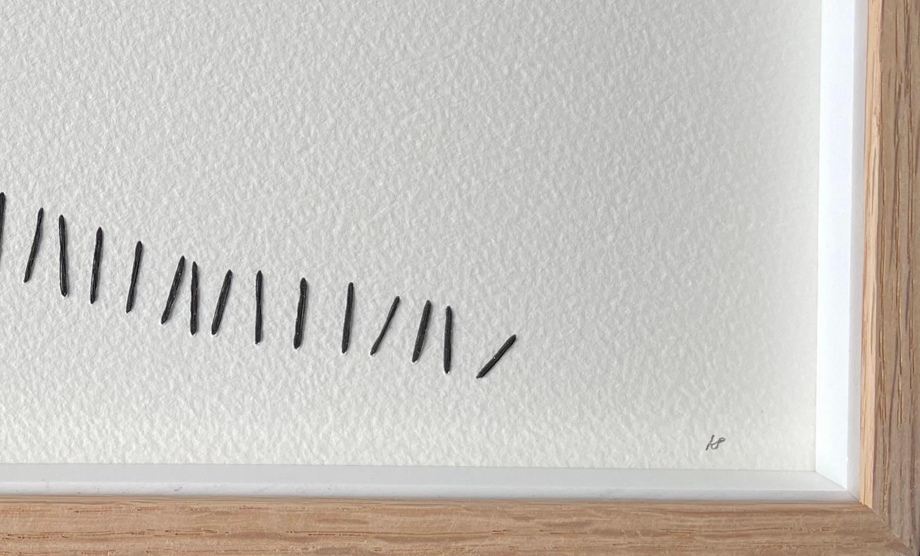 L'artista francese contemporanea Krystyna Pieter utilizza un filo nero per creare un disegno di recinzione su sfondo bianco.
Si abbina bene al P1528.
Incorniciato in Oak sbiancato.
Firmato dall'artista.