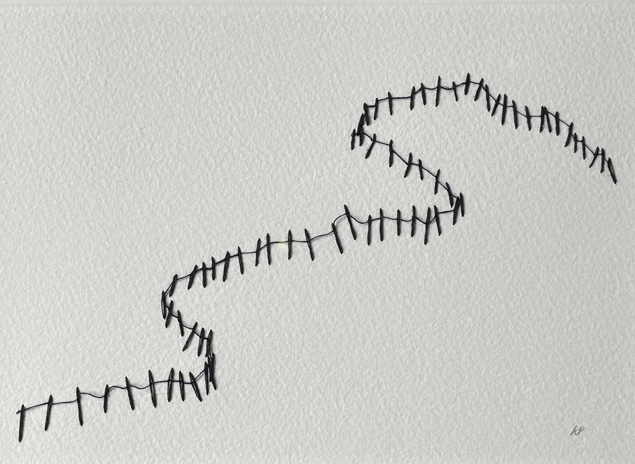 Schwarzer Faden auf weißem Grund Zaun-Design-Kunstwerk von Krystyna Pieter, England (Englisch) im Angebot