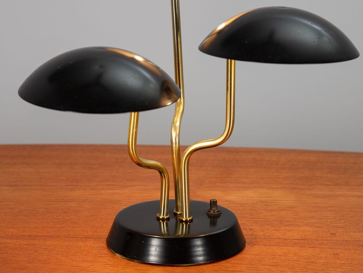 Petite organic modern table lamp, designed by Gino Sarfatti. Three domed shades float on curved brass rods. In wonderful condition, with minimal scratching to the original paint on shades and lovely patina to the original finish of the rods and the