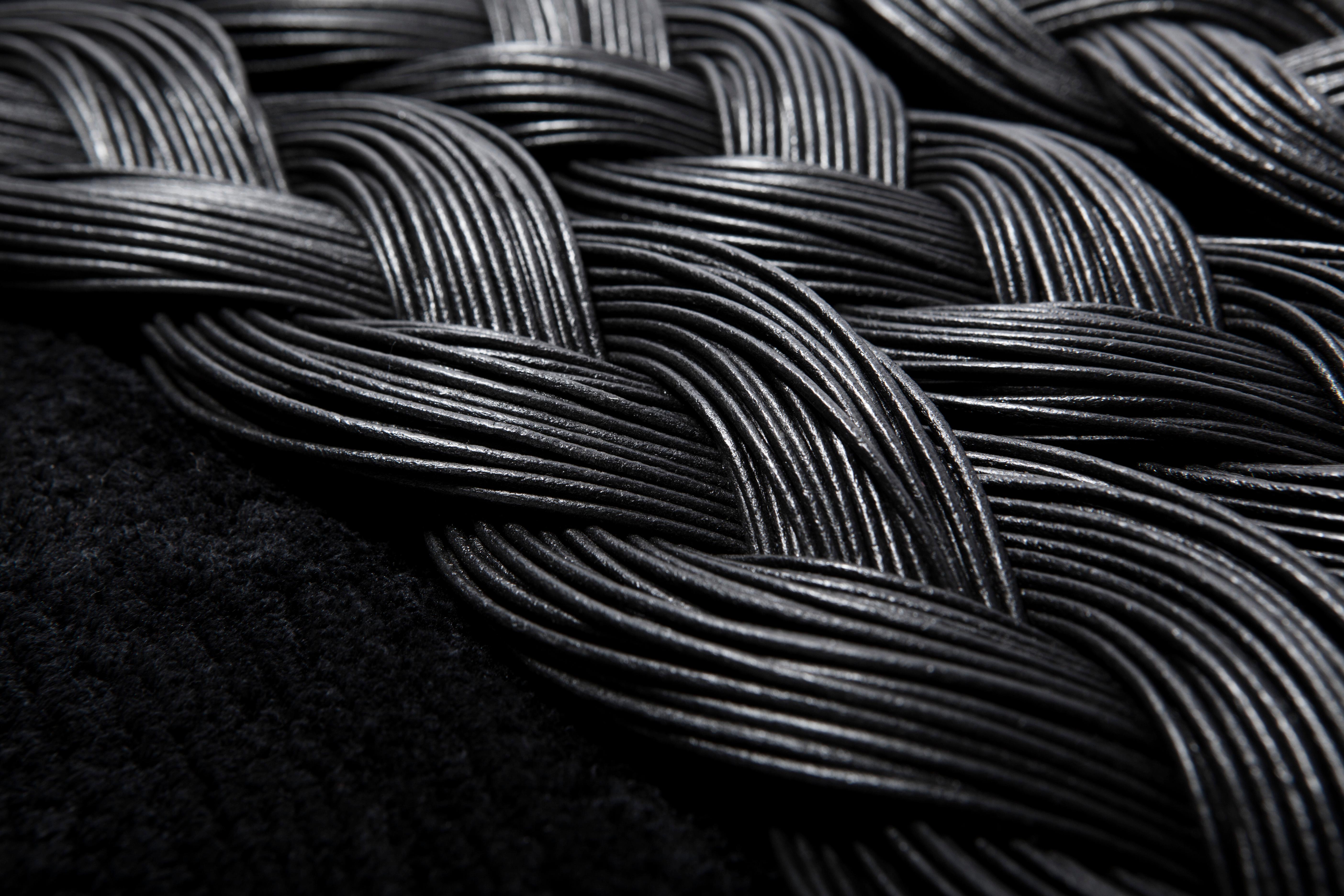 Moderne Tapis Black Tie:: noué à la main en soie:: cuir et céramique:: 100 Kpi:: Nika Zupanc en vente