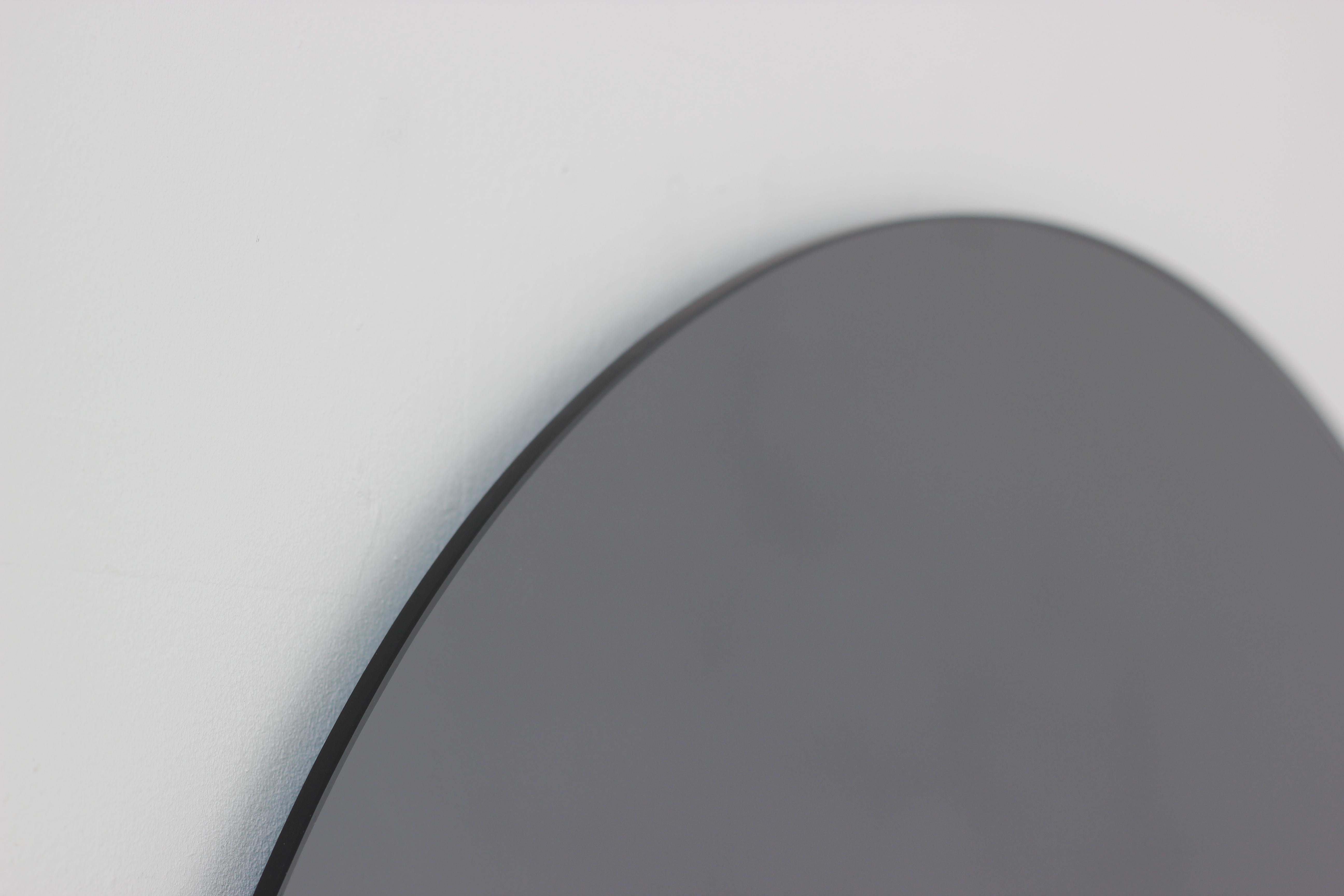 XXIe siècle et contemporain Orbis Black Tinted Round Frameless Contemporary Mirror, Small (miroir contemporain sans cadre, teinté noir) en vente