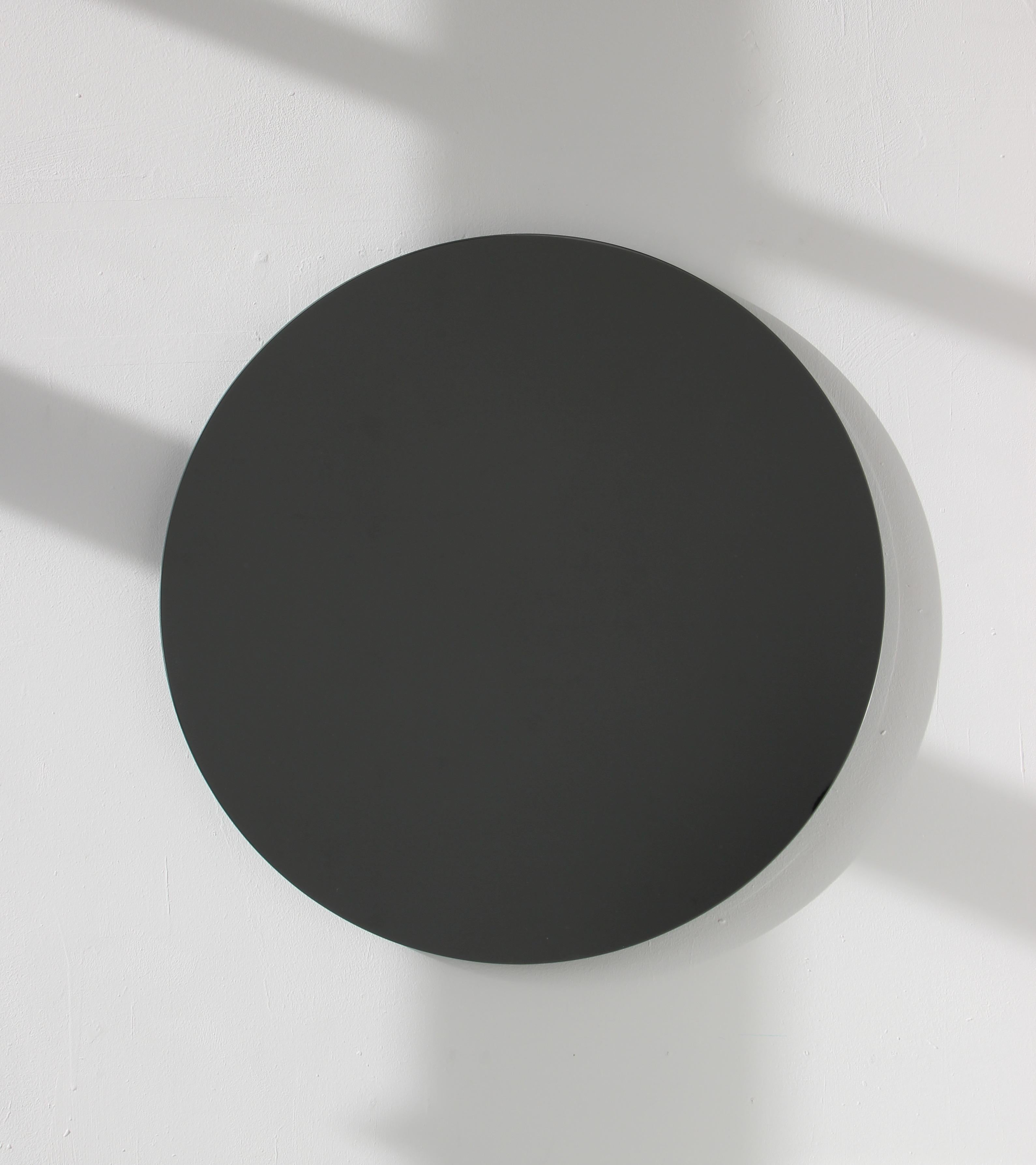 Britannique Orbis Black Tinted Round Frameless Modern Mirror with Floating Effect, Medium (Miroir rond sans cadre à effet flottant, noir) en vente
