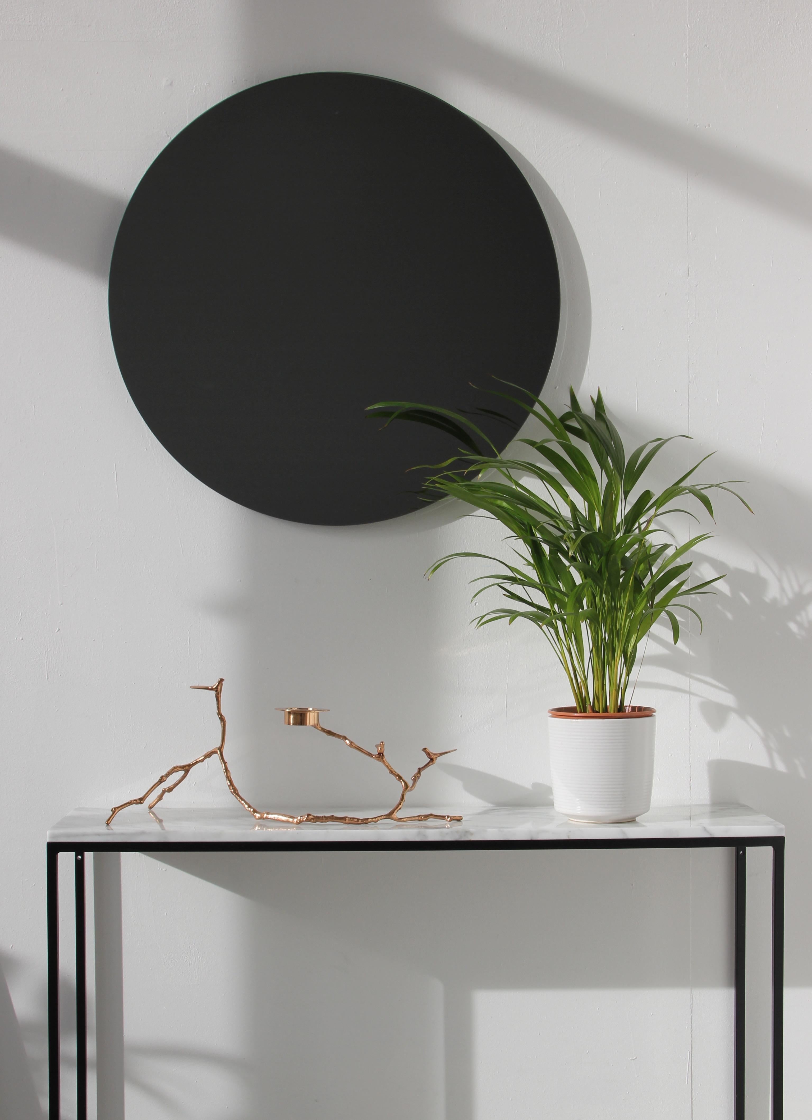 Noirci Orbis Black Tinted Round Frameless Modern Mirror with Floating Effect, Medium (Miroir rond sans cadre à effet flottant, noir) en vente