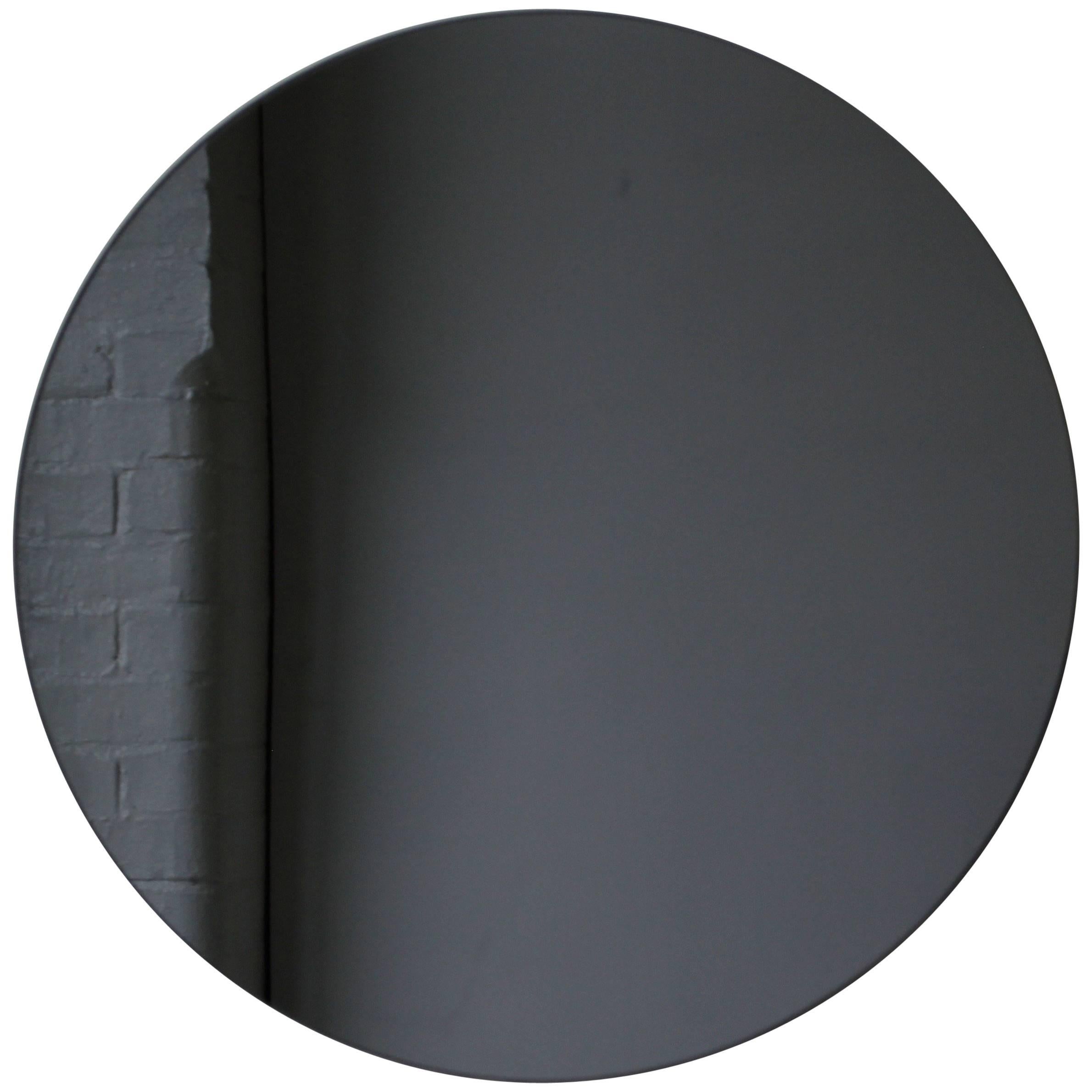 Orbis Black Tinted Round Frameless Modern Mirror with Floating Effect, Medium (Miroir rond sans cadre à effet flottant, noir) en vente