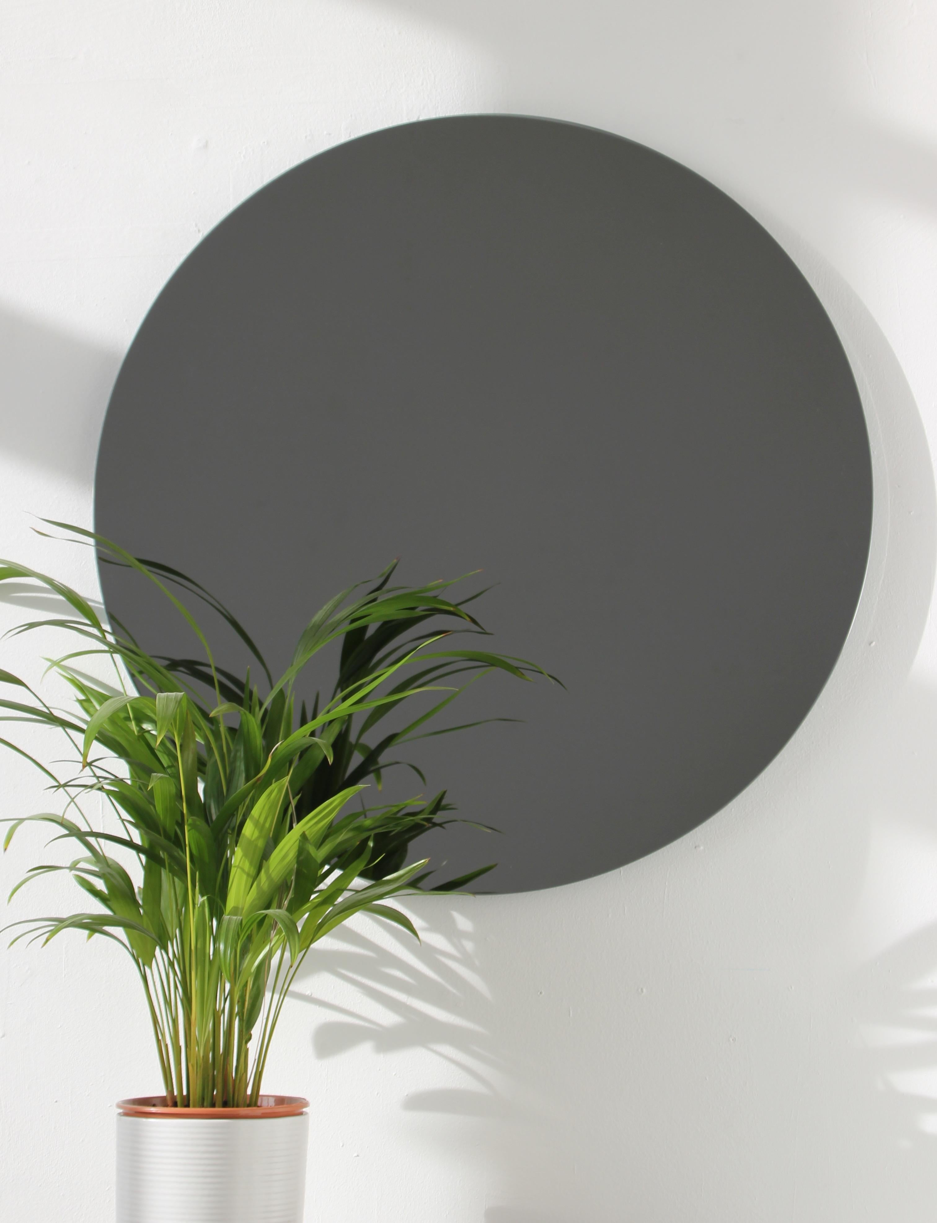 Britannique Orbis Black Tinted Round Contemporary Frameless Mirror, XL (miroir sans cadre) en vente