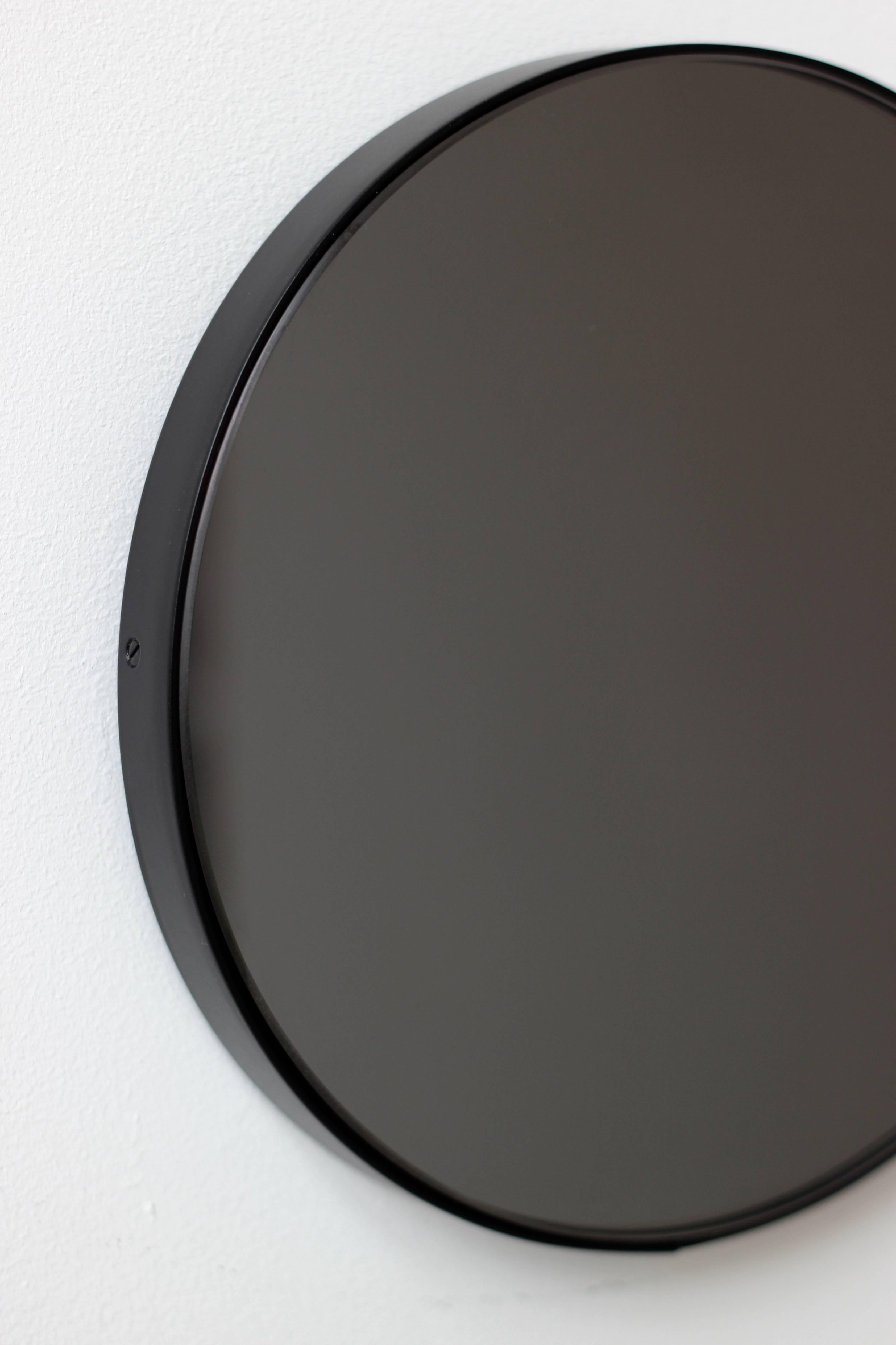 Poudré Orbis Black Tinted Modern Handcraft Circular Mirror with Black Frame, Regular (miroir circulaire teinté noir avec cadre noir) en vente