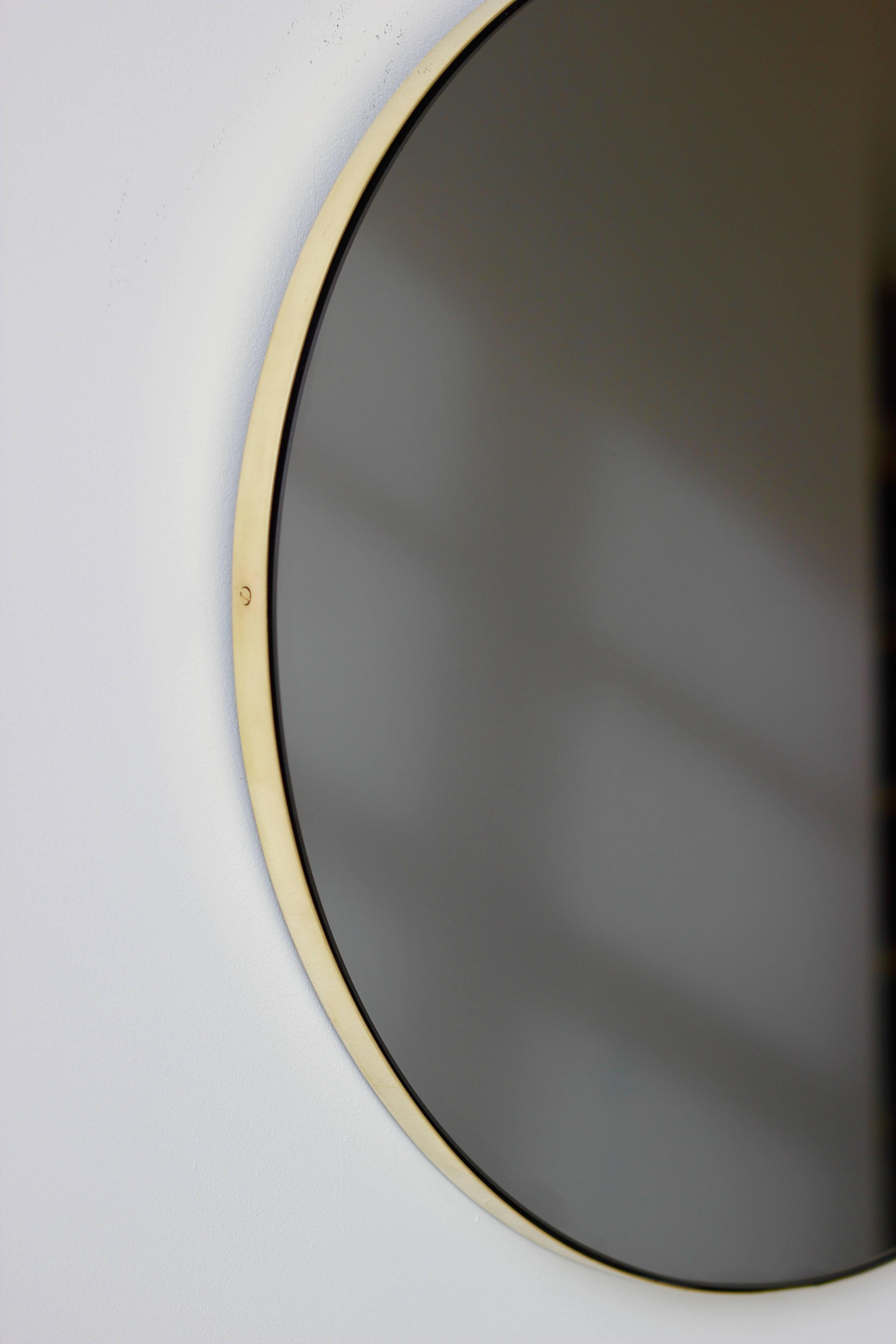 Brossé Orbis Black Tinted Round Contemporary Mirror with a Brass Frame, Small (Miroir contemporain rond teinté noir avec cadre en laiton) en vente