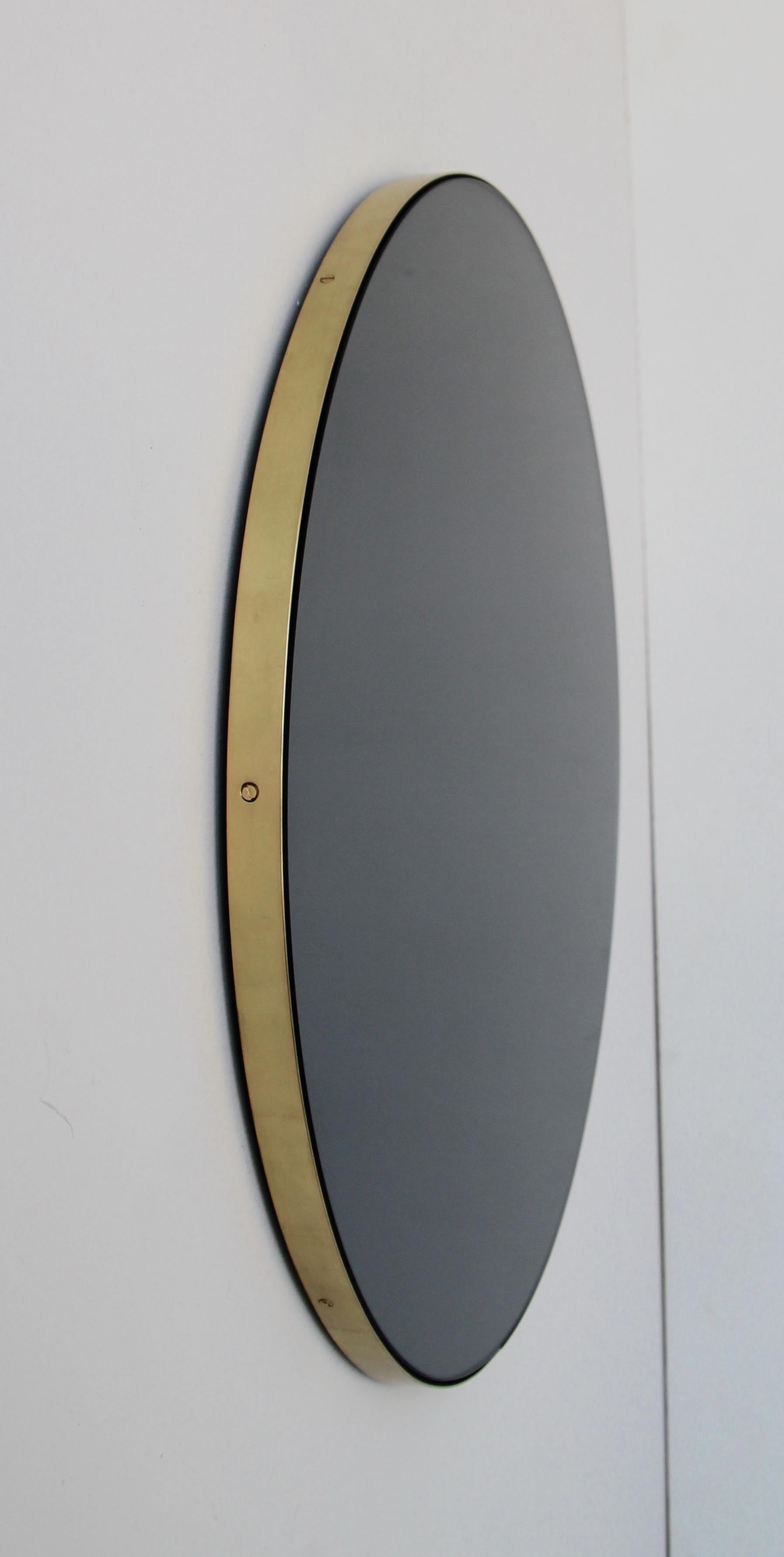 XXIe siècle et contemporain Orbis Black Tinted Round Contemporary Mirror with a Brass Frame, Small (Miroir contemporain rond teinté noir avec cadre en laiton) en vente