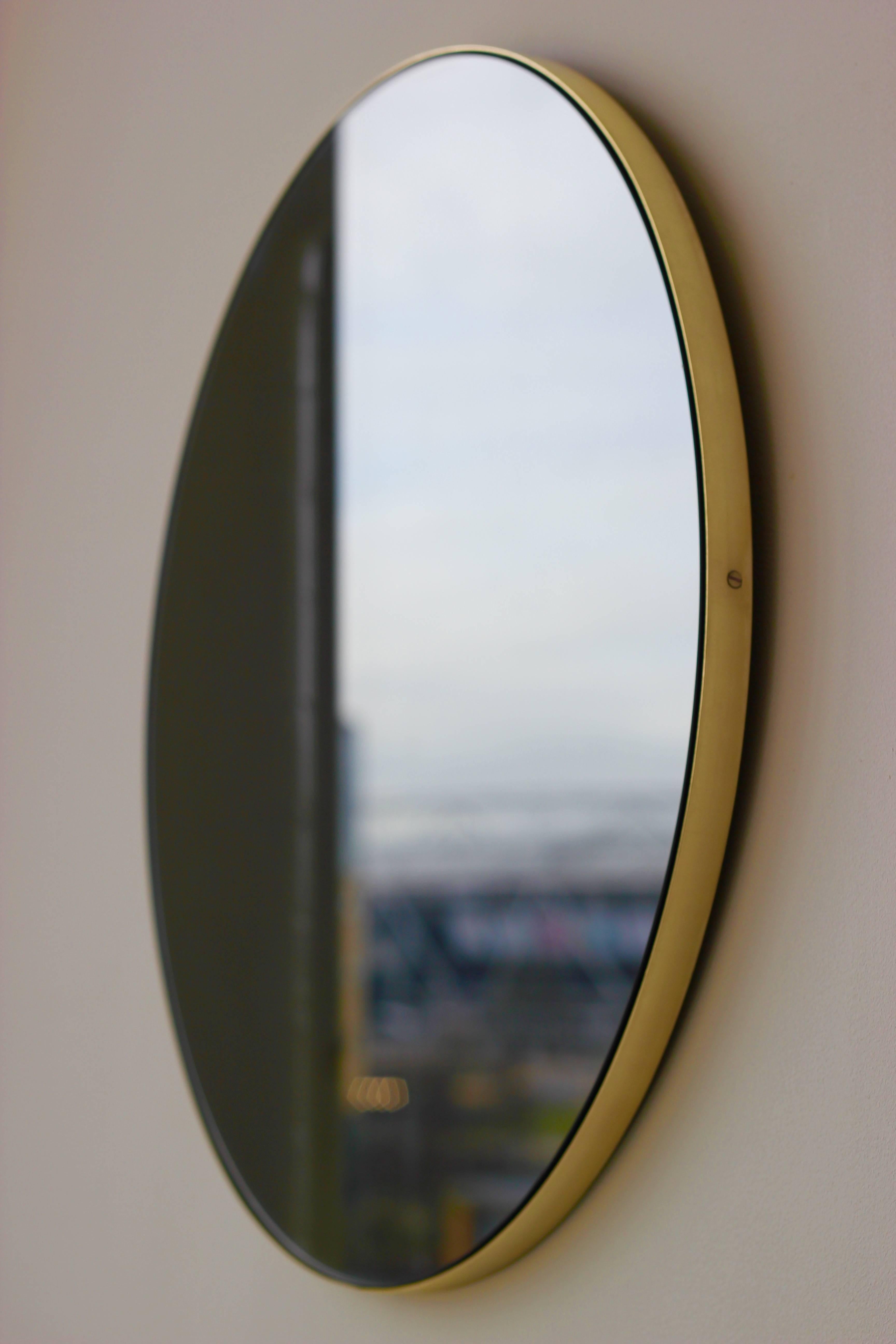 Moderne Orbis Black Tinted Round Contemporary Mirror with a Brass Frame, Medium (Miroir contemporain rond teinté noir avec cadre en laiton) en vente