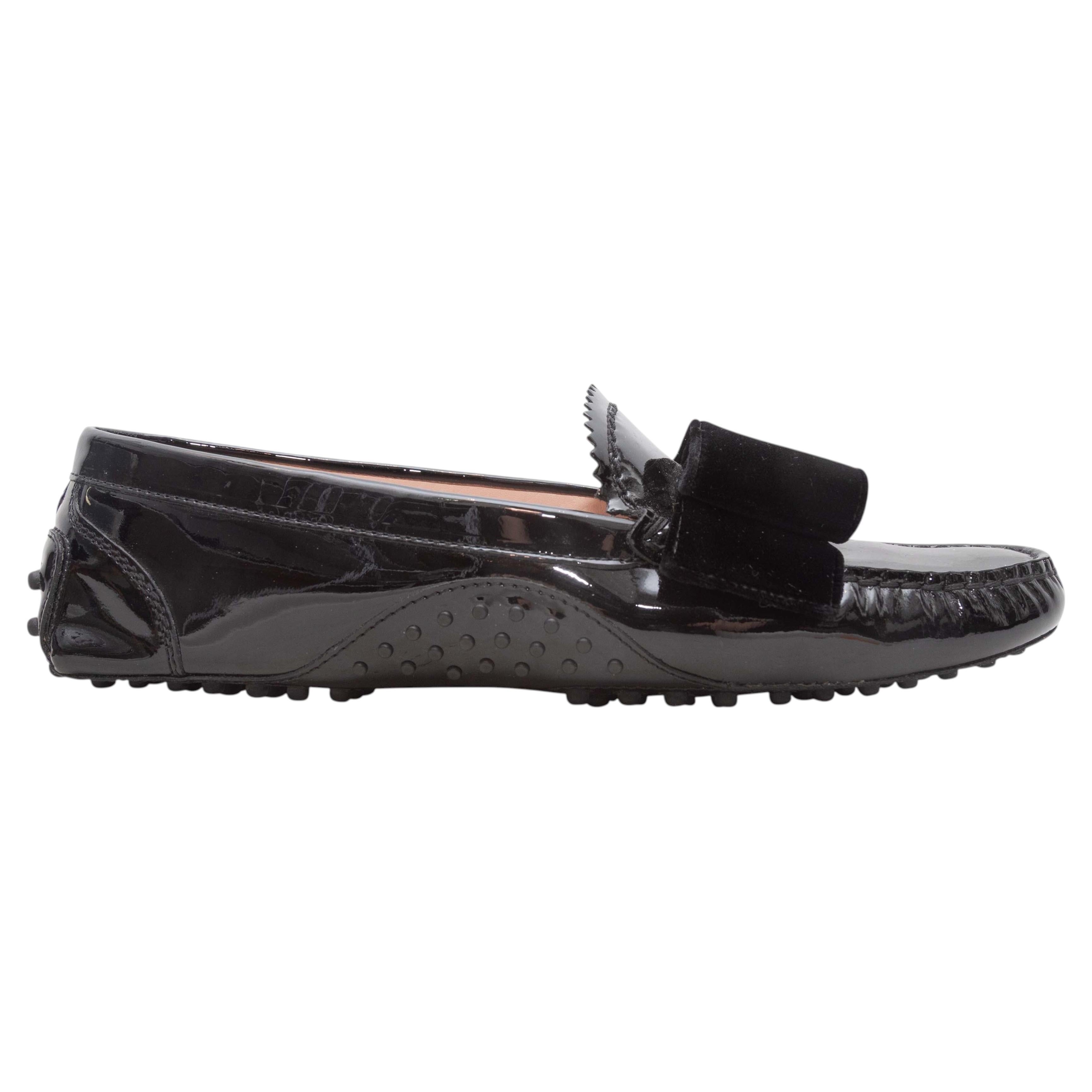 Mocasines de conducir de charol negro de Tod's, talla 39,5 en venta