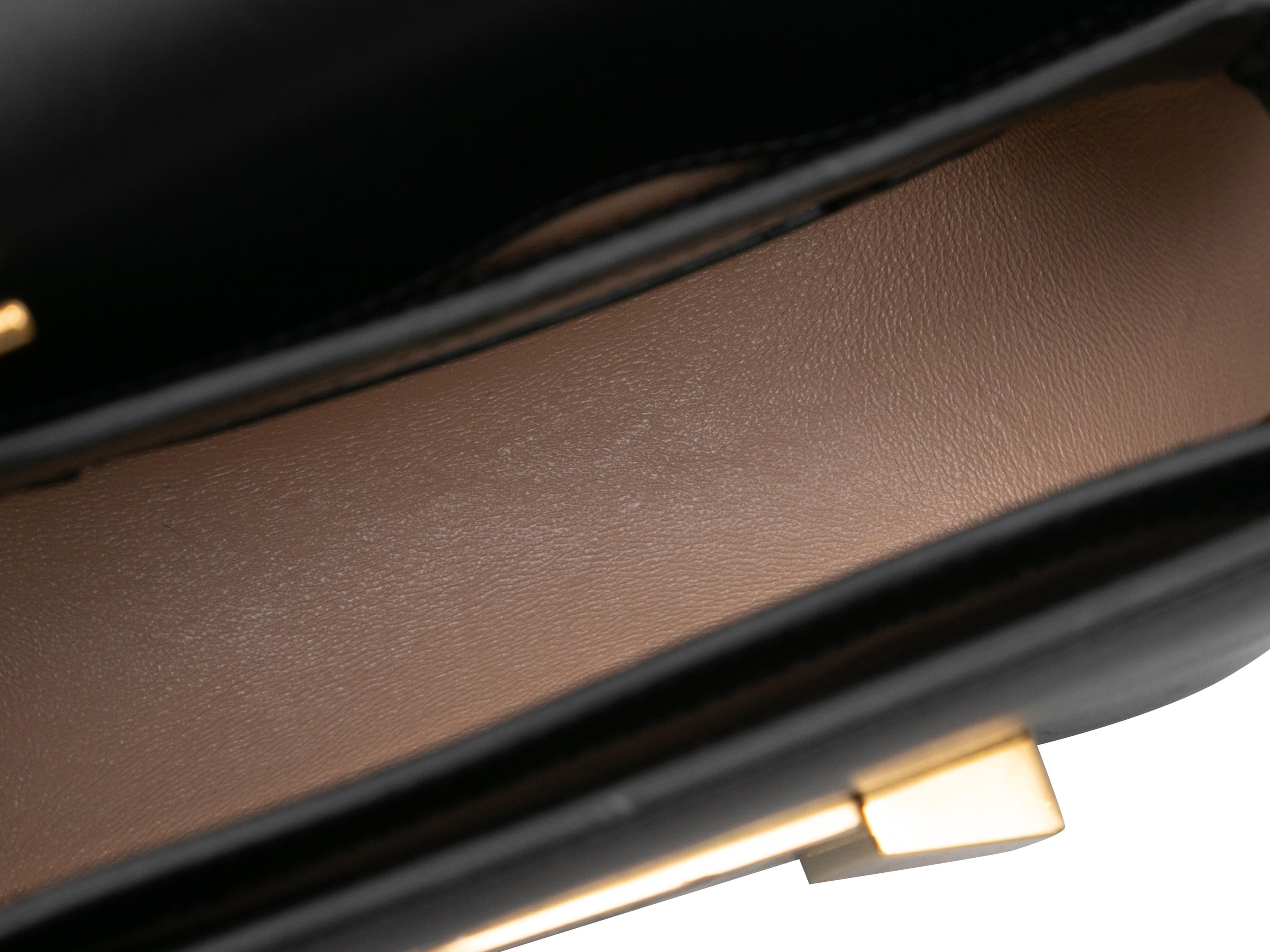 Detalles del Producto: Bolso Crossbody Tom Ford Siena Negro. El bolso cruzado Siena tiene un cuerpo de piel de becerro granulada, herrajes dorados, una única correa de eslabones de cadena y un cierre de solapa frontal. 7