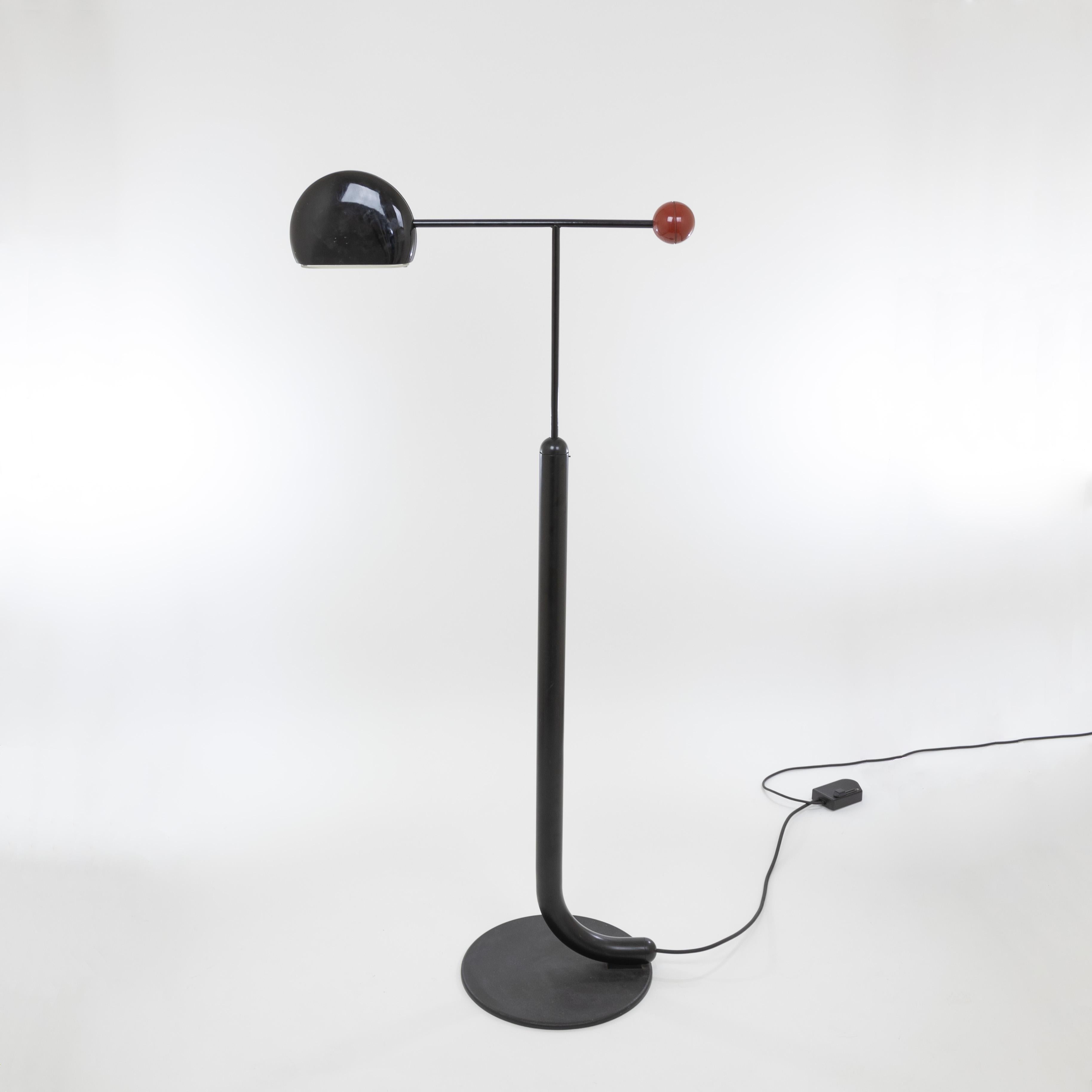 Lampada da terra alogena Tomo del designer giapponese Toshiyuki Kita e prodotta da Luci Italia, anni '80.

Come indicato nel 1985 in una pubblicità di Luci Italia (tradotto dall'italiano): 