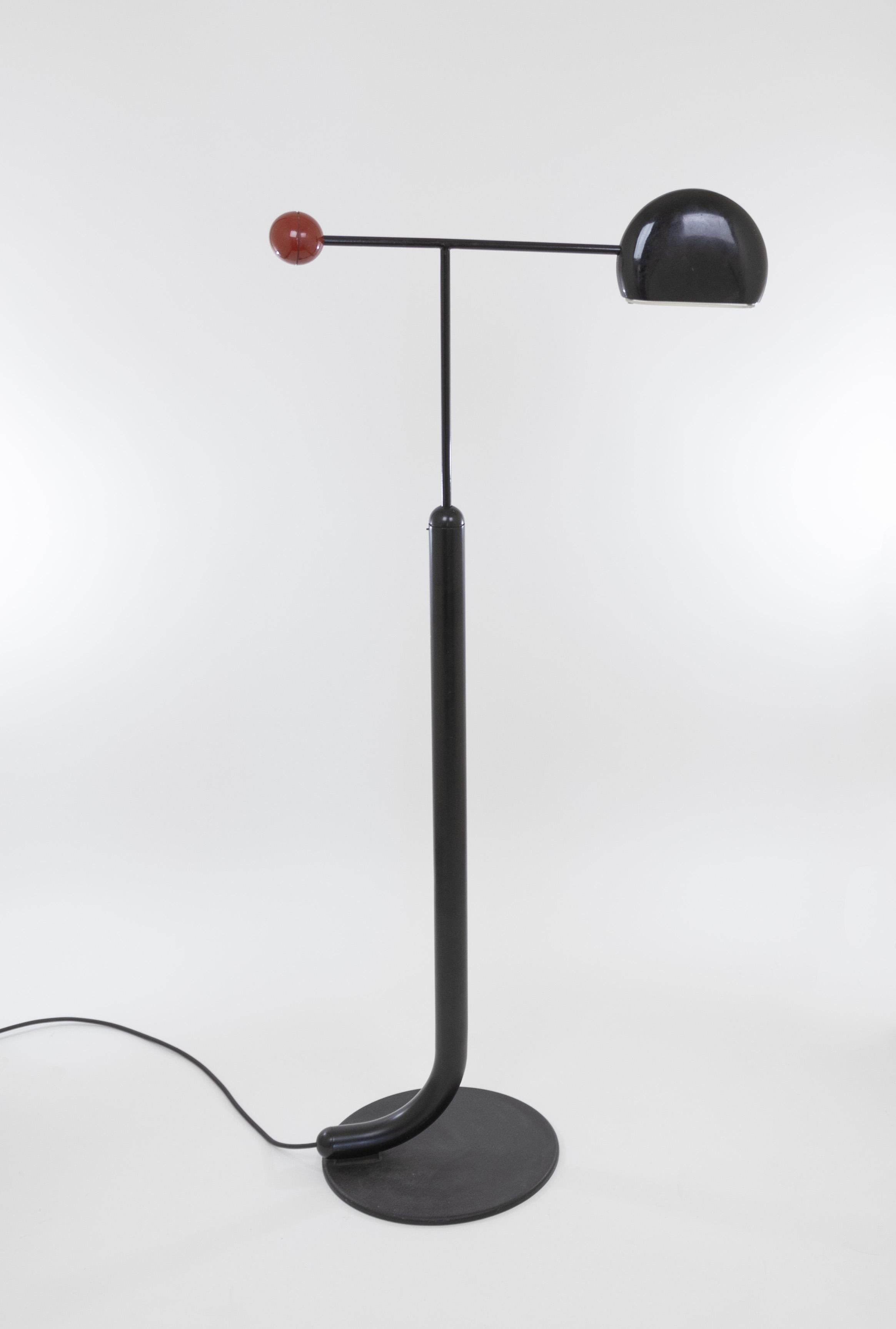 Laccato Lampada da terra Tomo nera di Toshiyuki Kita per Luci, anni '80 in vendita